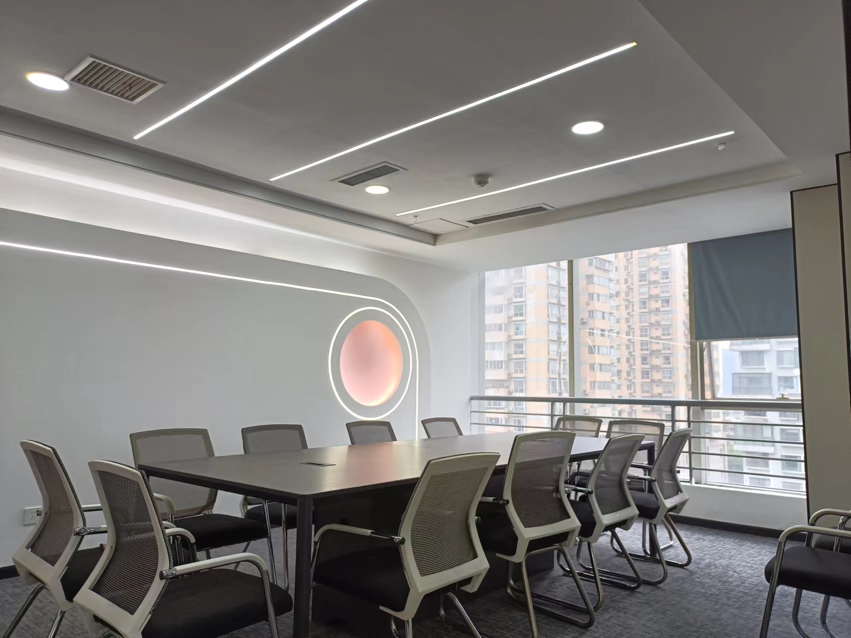 锦江区东门大桥地铁口 双面采光 168平 3隔间24人活着2隔间40工位 无加时费 东方广场办公室出租