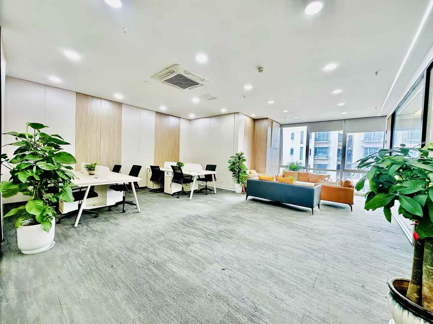 高新区高新地铁站四百米 公摊低利用率高 135平方 3隔间20工位 户型方正 24小时空调 含物业费 晶科1号办公室出租