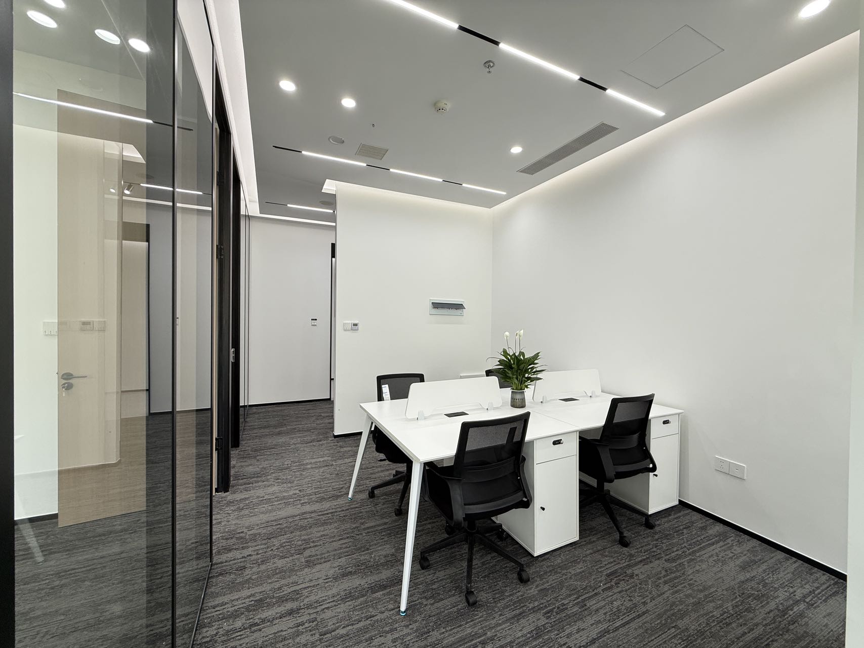 高新区软件园精选创业/办事处优质小户型 1楼不需要等电梯 园区环境巴适 2隔间6工位 先到先得 软件园办公室出租