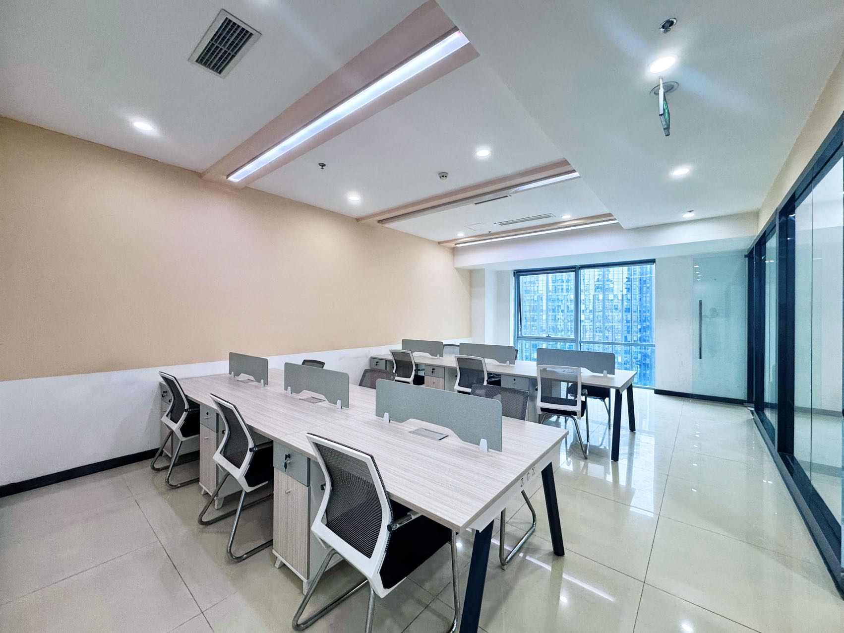 天府二街甲级楼盘 24小时空调 套租 3隔间15工位 含物业费 雄川金融中心办公室出租