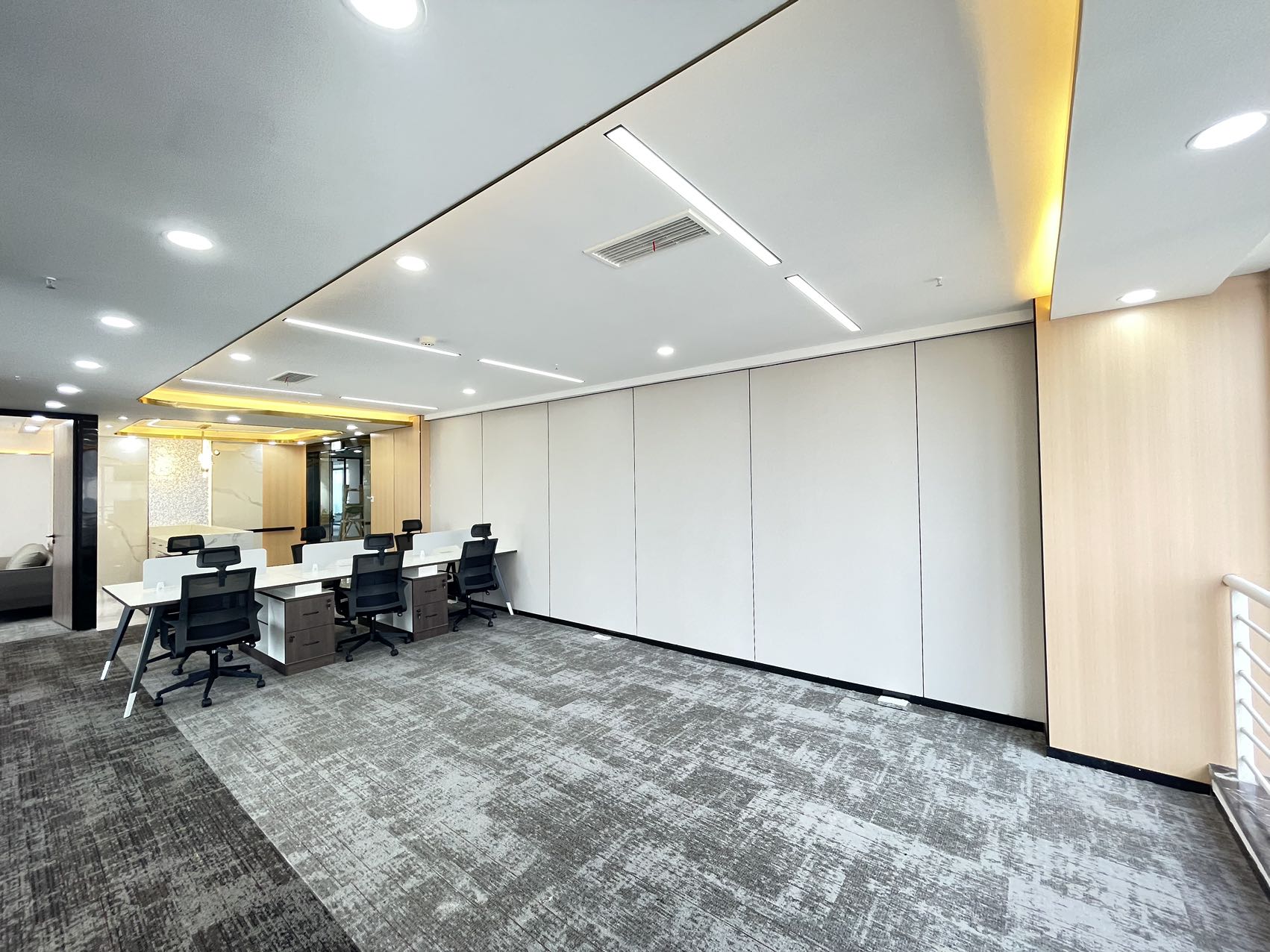 东门大桥地铁口套租 4隔间18工位 24小时空调 双面采光 户型方正 采光视野好 东方广场办公室出租