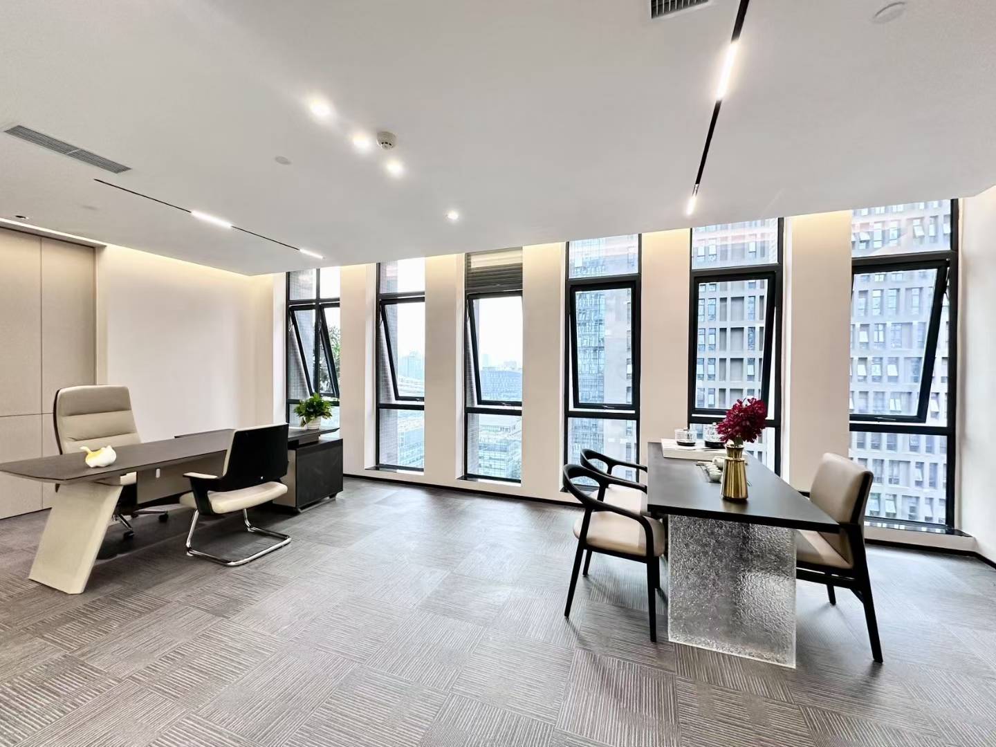 航兴国际楼栋天花板装修 332平 4隔间2储物29工位带前台 报价75元 价格可聊 写字楼出租