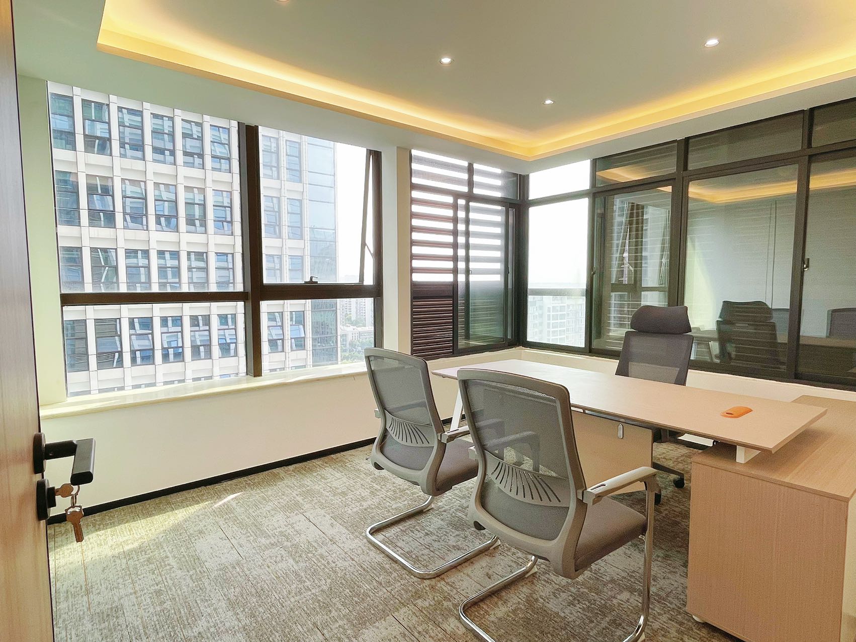 孵化园三线交汇 近地铁 套租 4隔间16工位 报价含物业费 利用率高 电梯口 24小时空调 中航国际交流中心办公室出租