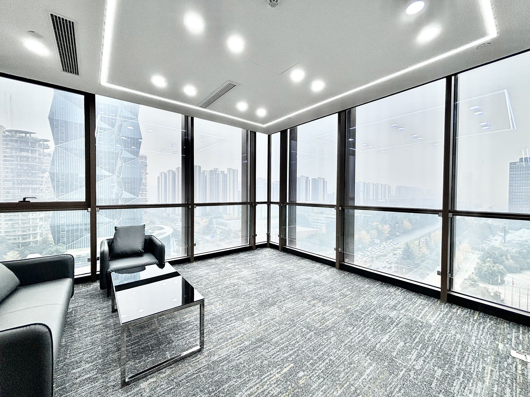 高新区核心地段世纪城地铁口 甲级楼宇 460平 7隔间50工位 电梯口双面采光 含物业费 东方希望天祥办公室出租