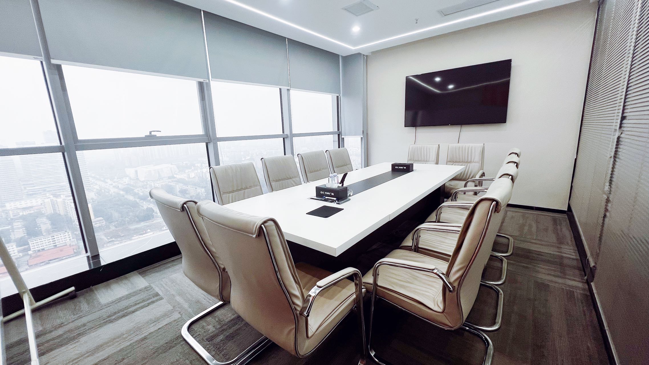 理工大学地铁口大面积 498平方 7隔间28工位  超大老板间 高区视野巴适 电梯口 无加时费 招商城市主场办公室出租