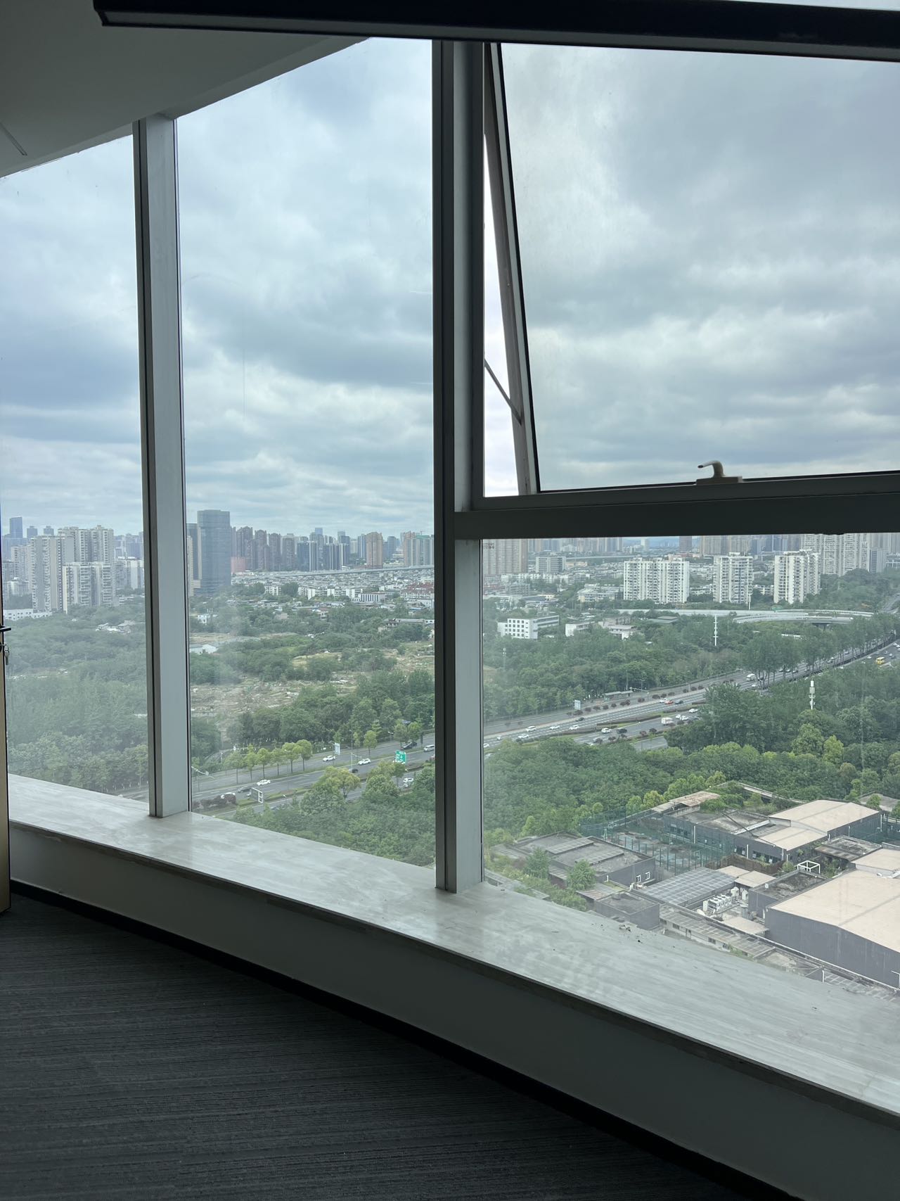 金融城三期-金石路地铁三百米 适合创业办事处 1隔间10工位 精装带家具 24小时空调 中加国际办公室出租