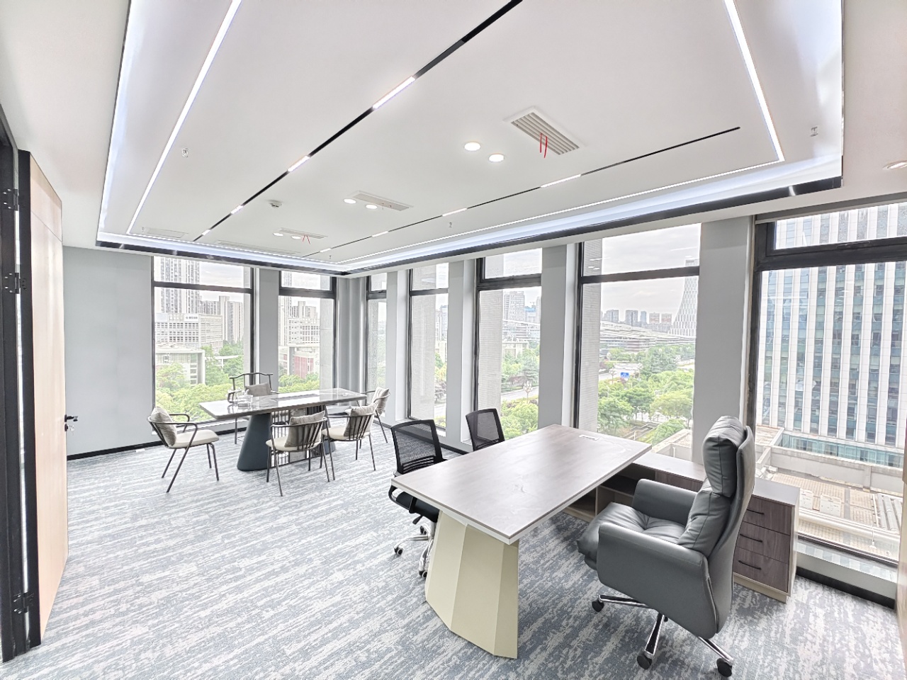 天府三街地铁口24小时空调楼盘 按套出租 5隔间30工位 双面采光老板间视野巴适 新希望国际办公室出租