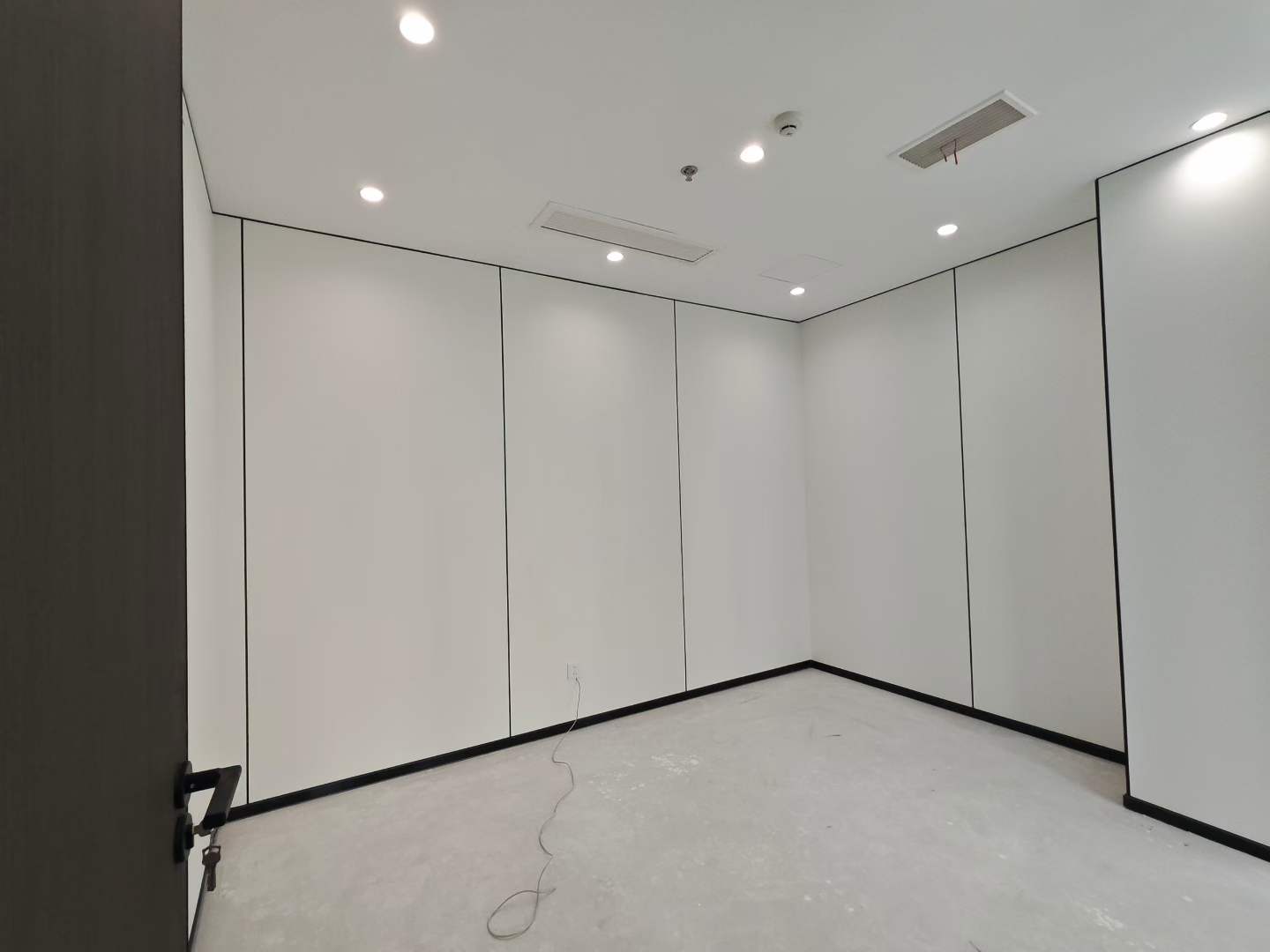 西门金牛区2号线金周路地铁三四百米 7隔间+32工位 大落地窗 大老板间 通透采光好 精装带家具 电梯口 安格斯创汇中心办公室出租