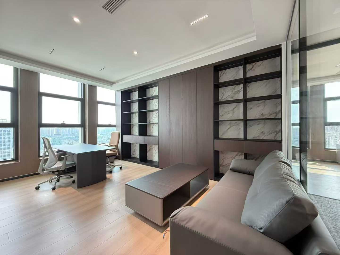 高新区孵化园核心CBD精致户型出租 338平 5隔间28工位 电梯口 大气前台 接待办公两不误 中航国际交流中心办公室出租