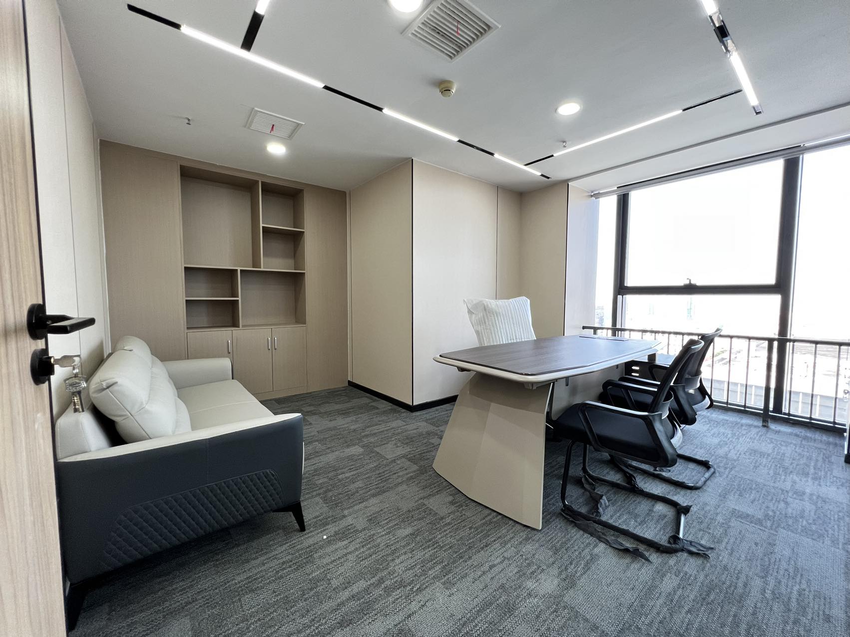 高新区高新地铁口茂业中心205平精装办公室  带家具无加时费 含物业