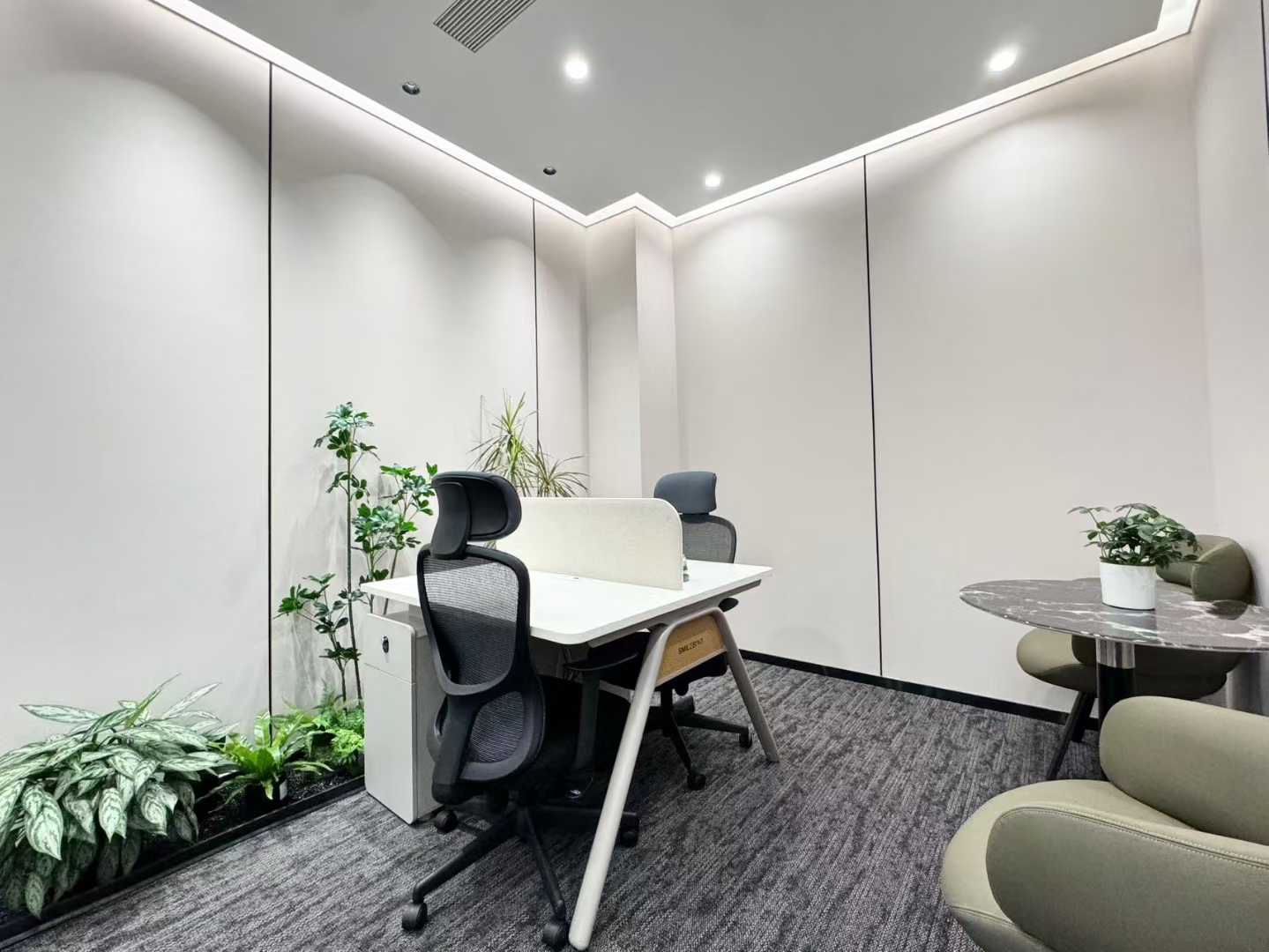 1号线高新地铁三四百米 4隔间30工位 精装带家具 轻奢风 全落地窗玻璃 中航城市广场办公室出租