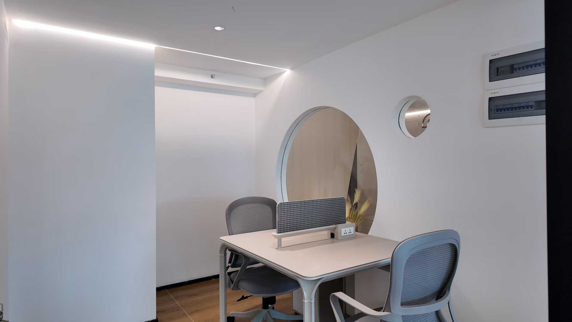 天府三街地铁三四百米 24小时空调楼盘 305平 5隔间42工位 双面采光 精装带家具 带共享露天花园 福年广场办公室出租