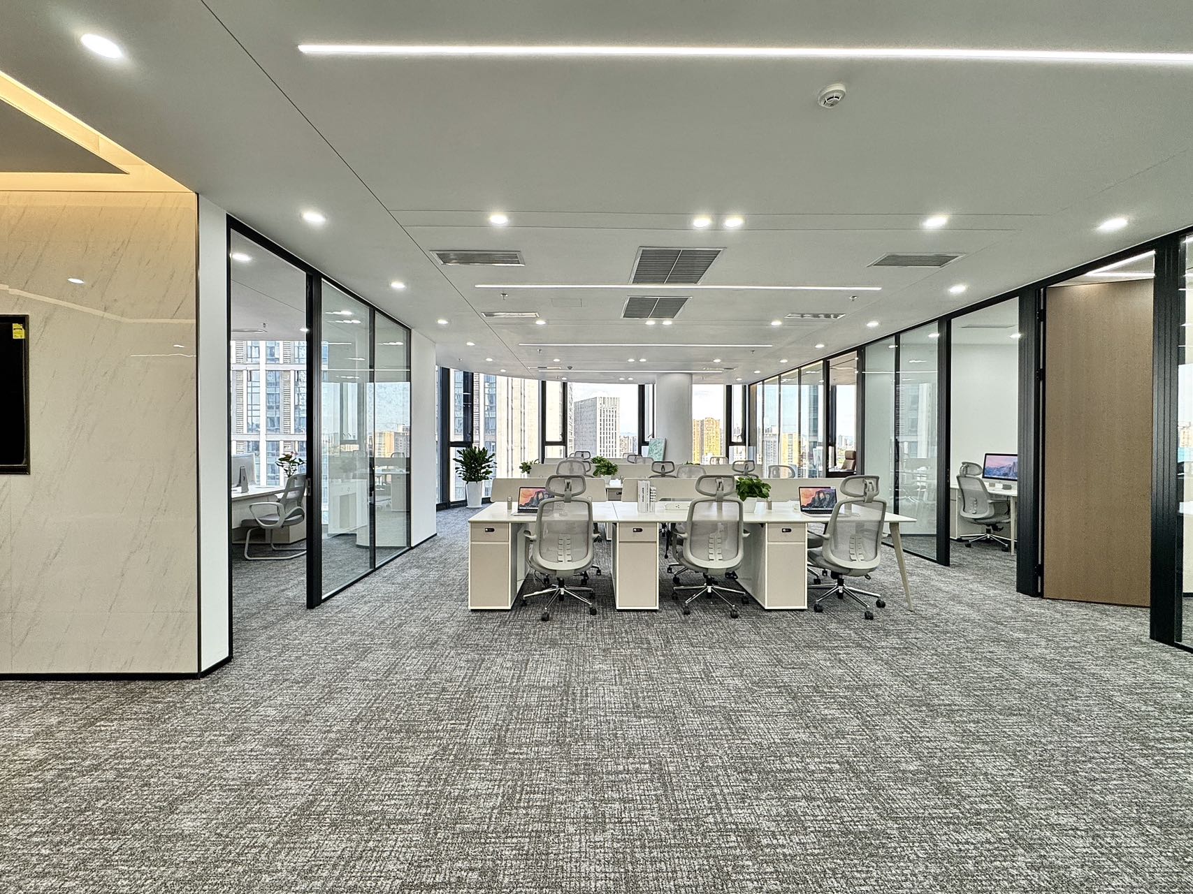 锦江区偏南 金石路地铁四五百米 288平方 4隔间23工位 正对电梯口 品质服务装修 面积多多 接待办公两不误 德塔科创中心办公室出租