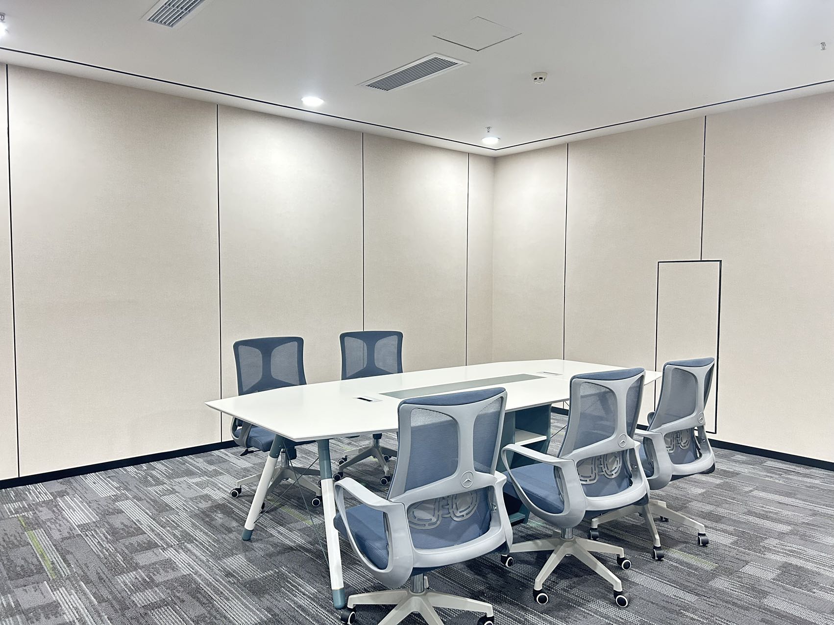 锦江区金石路地铁口 443平方 7隔间48工位 双面采光 无加时费 拎包入住 新希望中鼎国际办公室出租