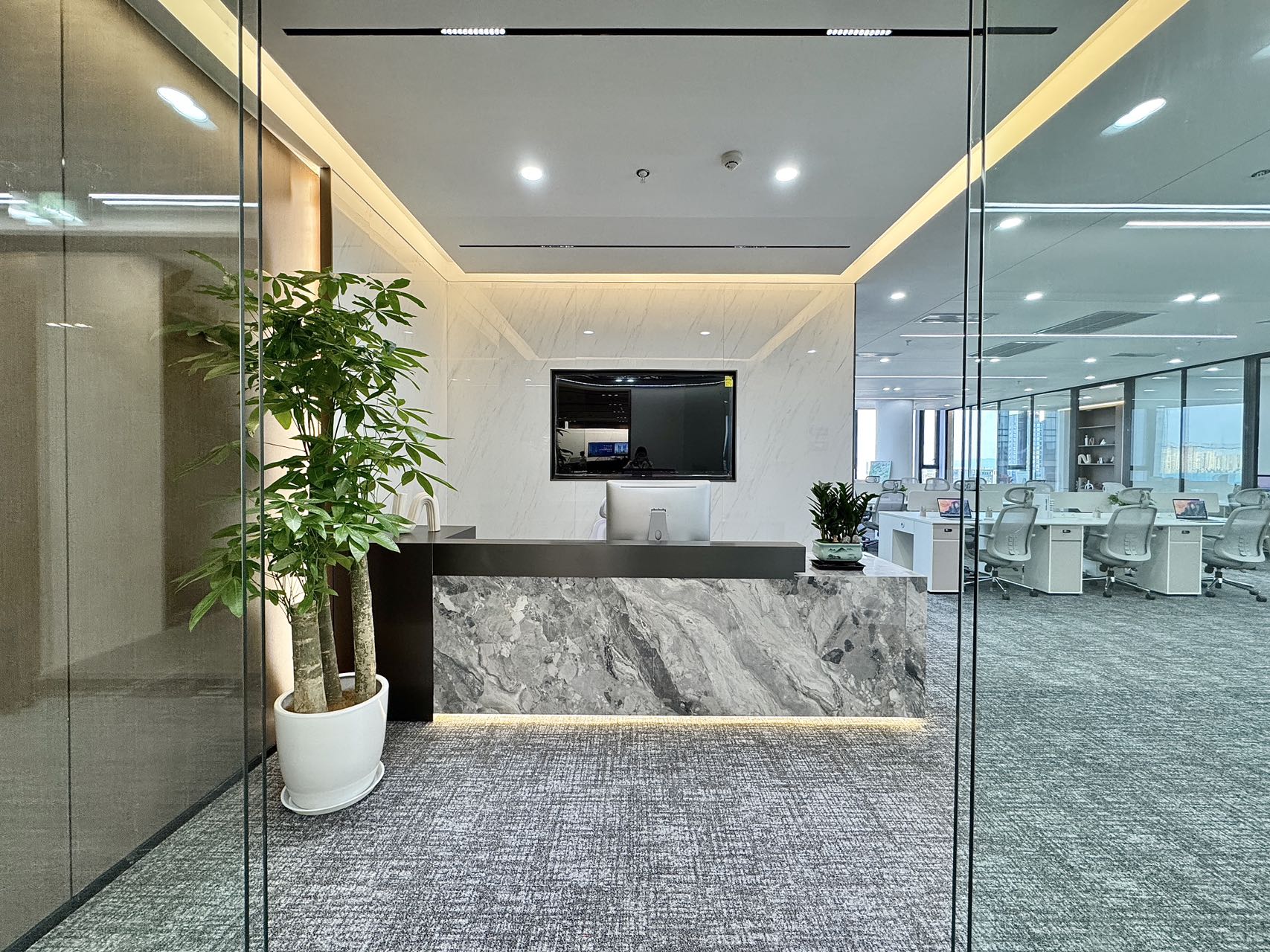 锦江区偏南 金石路地铁四五百米 288平方 4隔间23工位 正对电梯口 品质服务装修 面积多多 接待办公两不误 德塔科创中心办公室出租