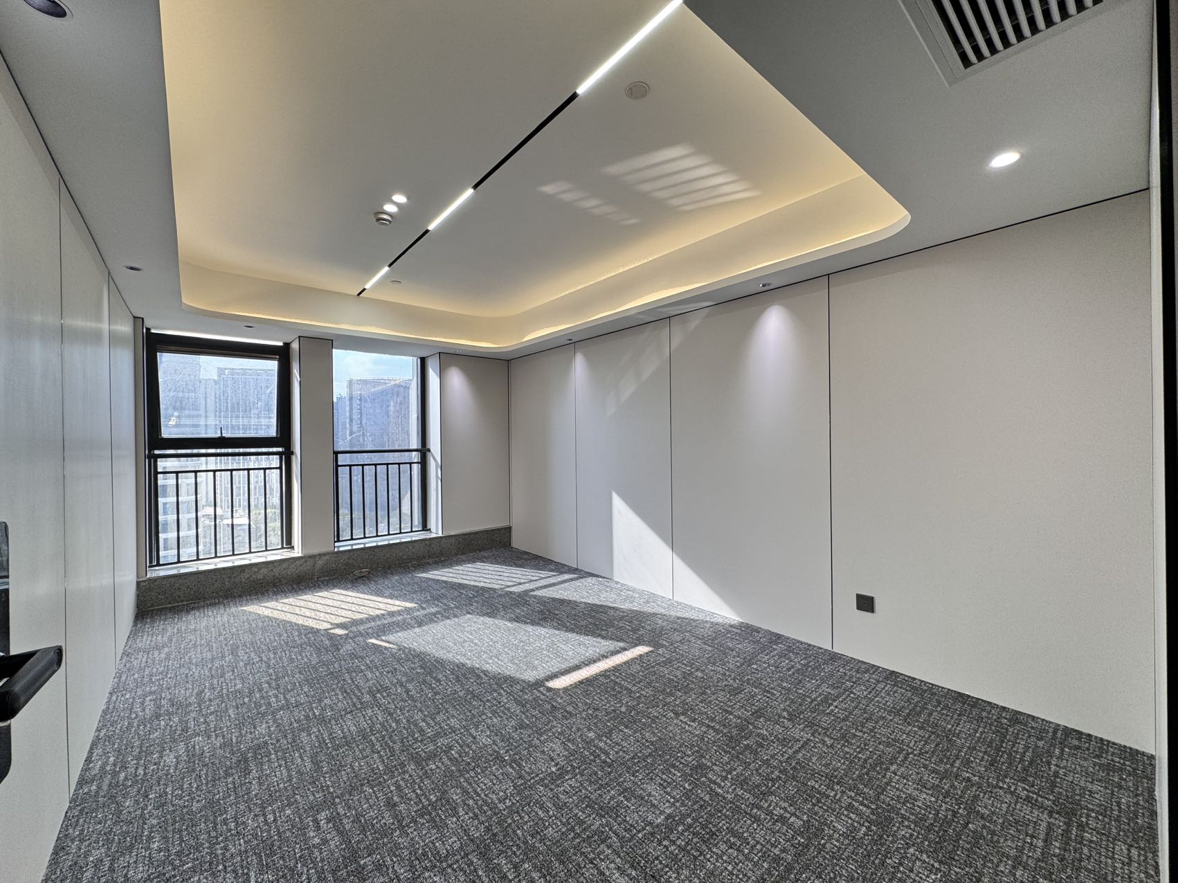 南边锦江区 琉三路附近 服务面积 205平 3隔间22工位 精装带家具 户型方正 带食堂 汇融广场办公室出租