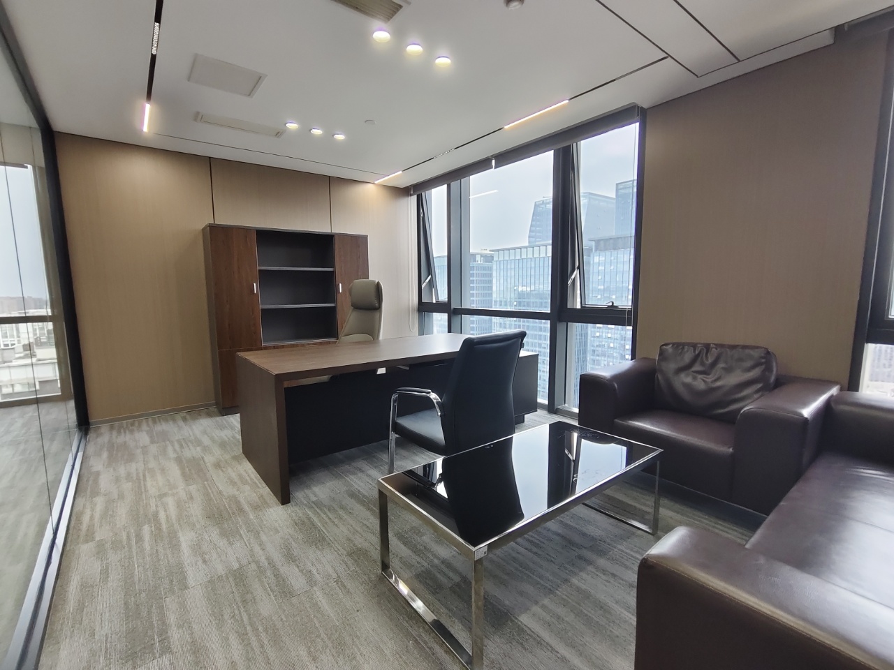 孵化园-三地铁交汇 甲级写字楼 315平方 5隔间30工位 新装修 配套齐全 强力推荐 新中泰国际办公室出租