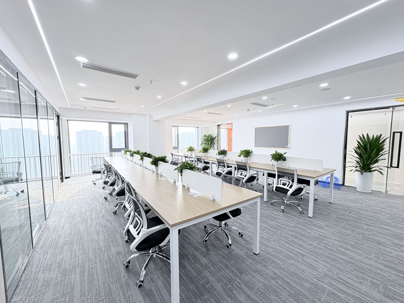 金牛区紧邻2环 265平方 5隔间23工位 高区视野巴适 精装带家具 地铁口 迈里中心办公室出租|金牛区写字楼|金牛区办公室|租小团