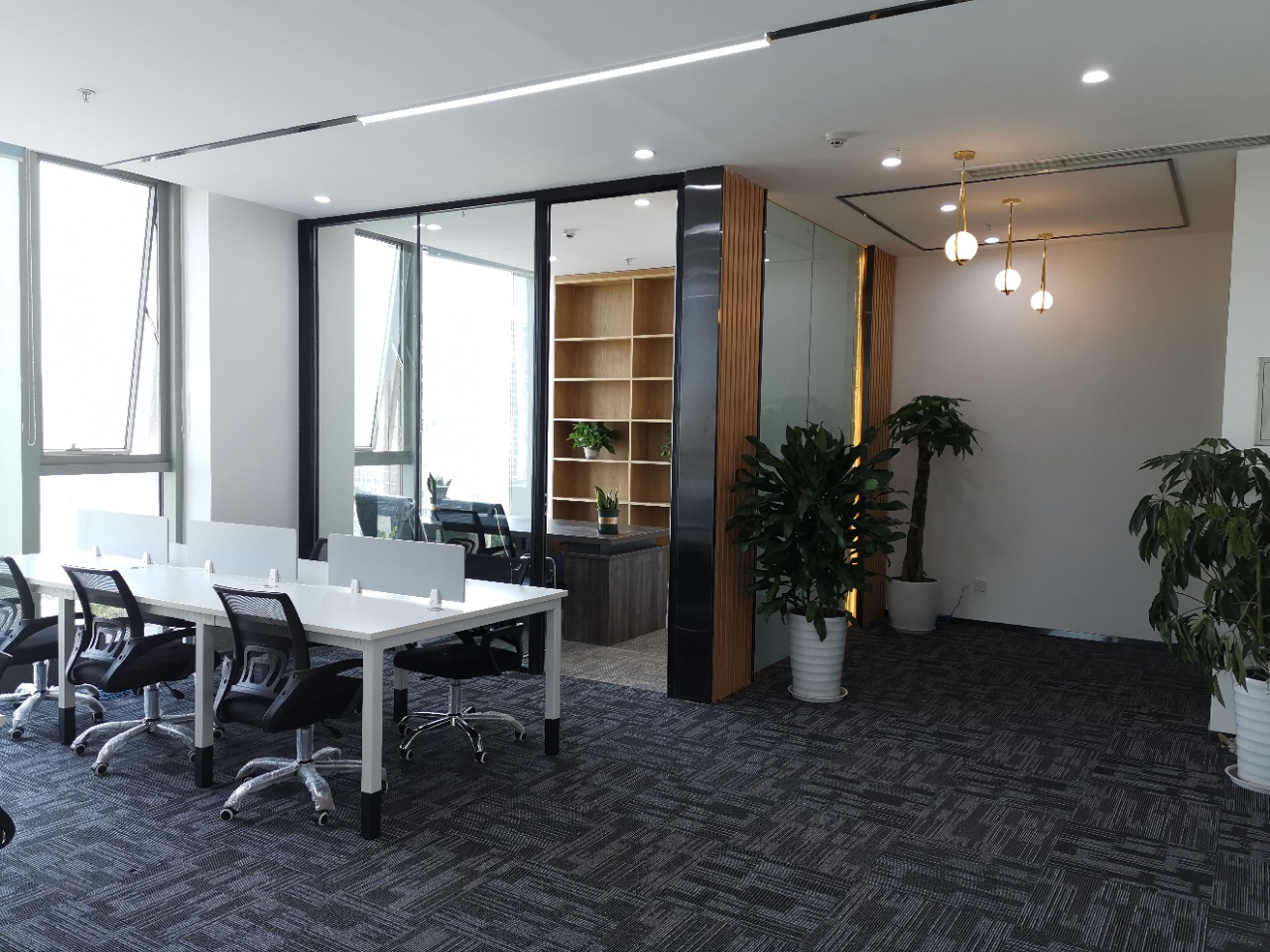 成华区东二环协信中心精装118平办公室 户型方正 精装带家具 采光很好