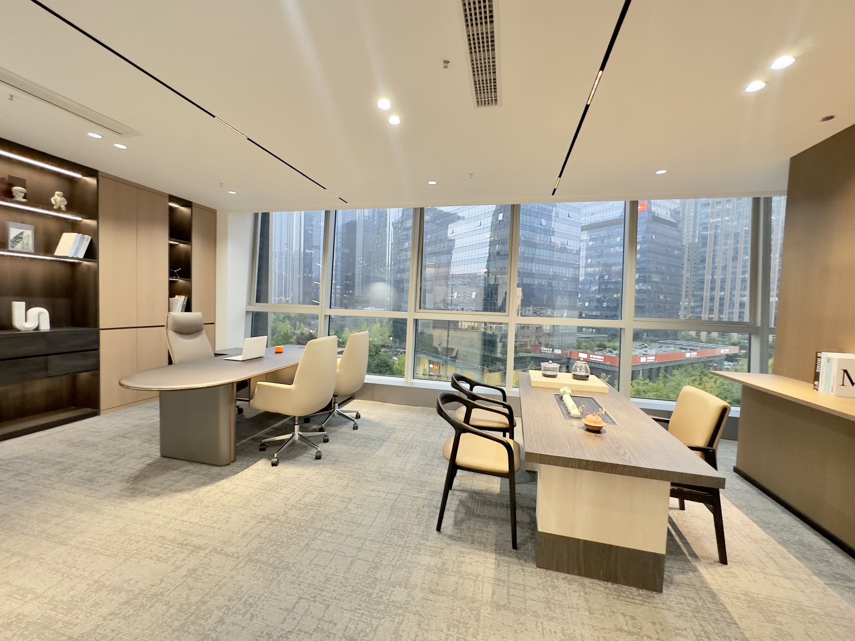 天府三街甲级写字楼 品质艺术装修 364平 5隔间40工位三面采光 3.5w含物业 价格可谈 希顿国际办公室出租