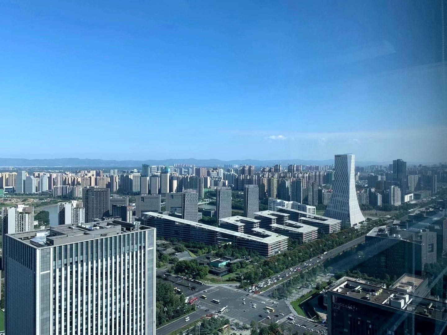 高新区地铁口精装办公室香年广场天际视野，鸟瞰全城。 电梯口3隔间40工位
