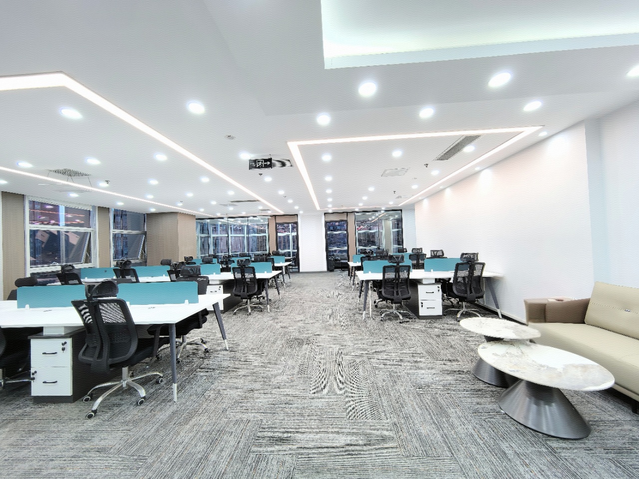 天府三街超甲双面采光优质户型 310平 5隔间30工位 含物业费 超甲楼盘 节能大厦办公室出租