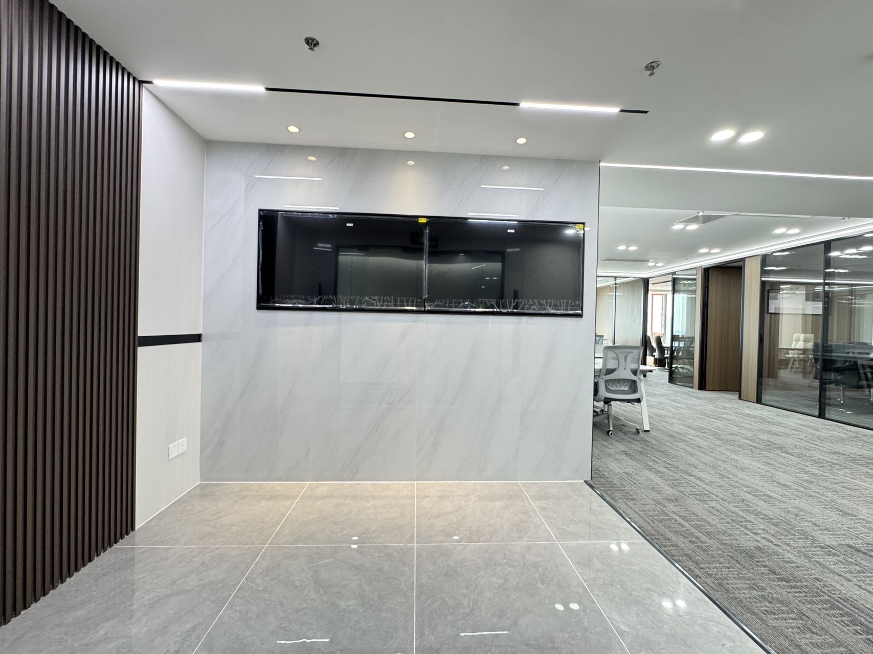 市中心春熙路地铁口 285平方 5隔间20工位 精装带家具 繁华地段 工区24小时空调 银石广场办公室出租