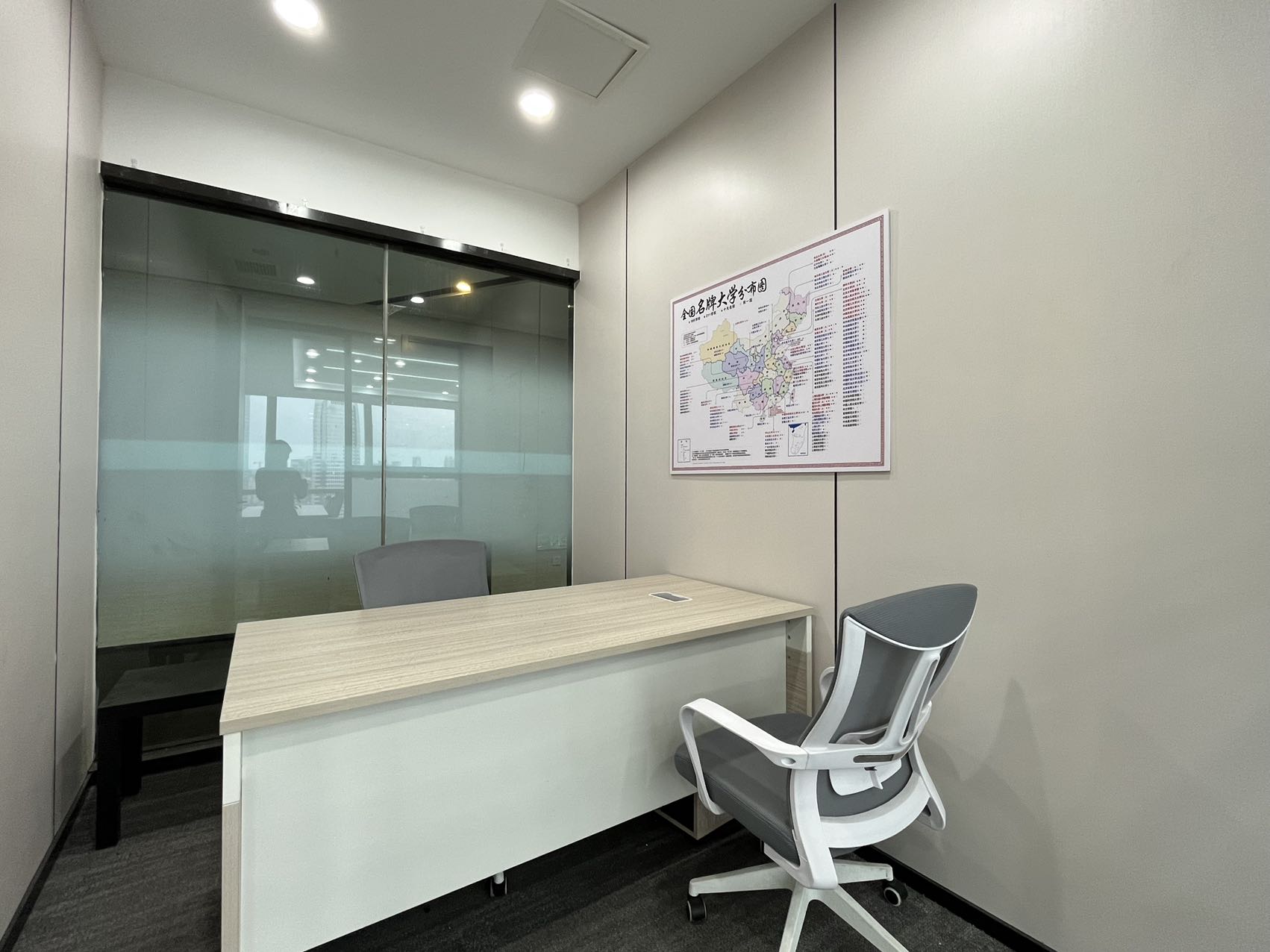 市中心近东门大桥 按套出租 5隔间24工位  采光面大 24小时空调 视野开阔 明宇金融广场办公室出租