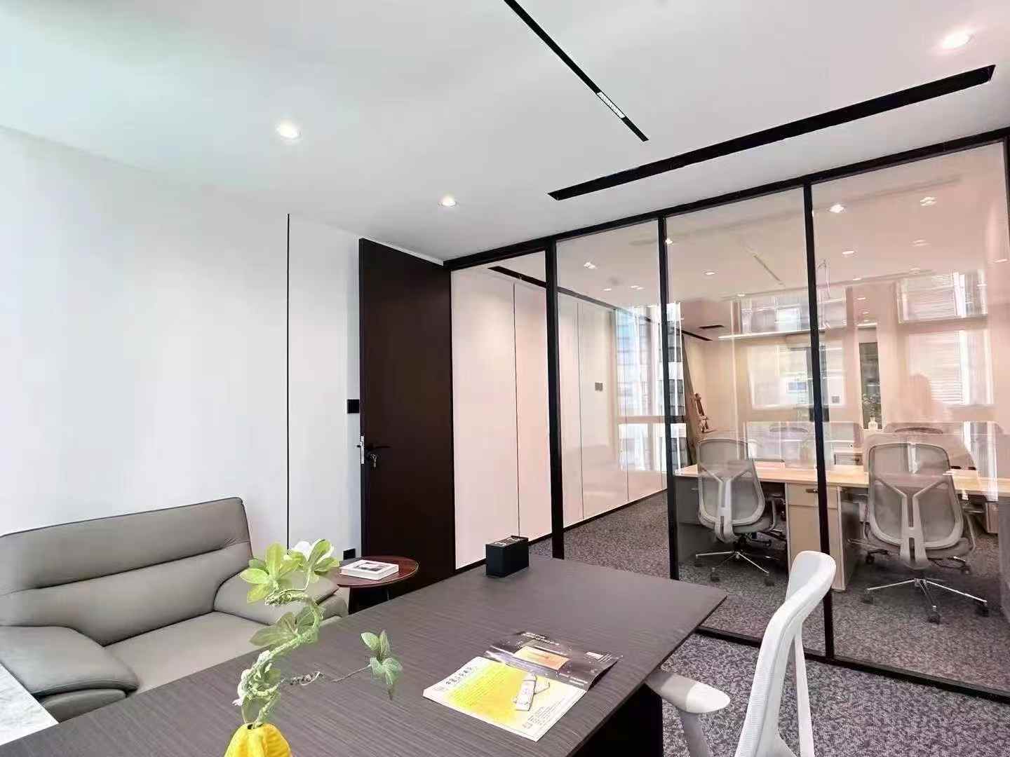 孵化园精选小面积 适合办事处 1隔间6工位 报价含物业费 可谈 精装带家具 中航交流中心办公室出租