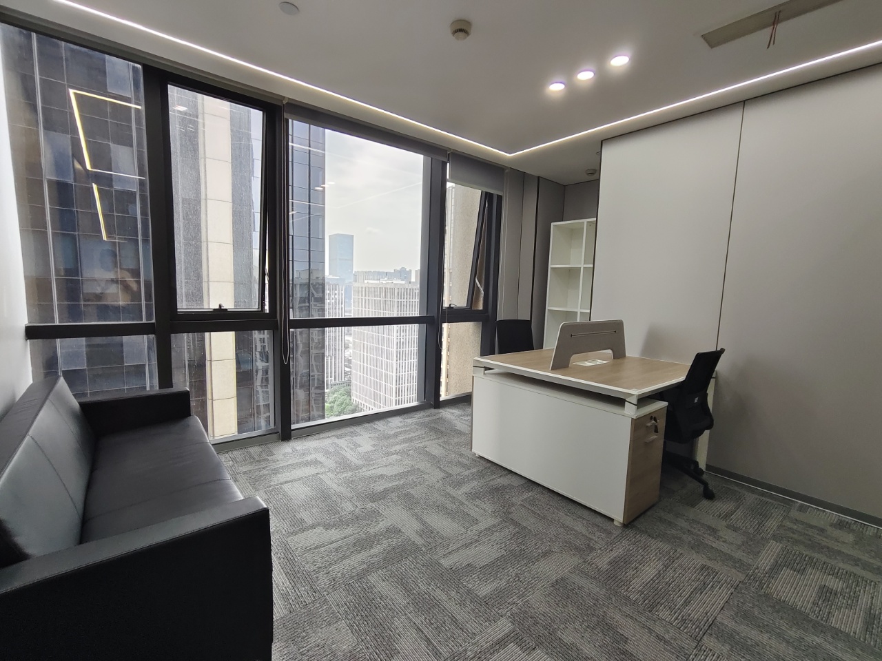 高新核心CBD区位 孵化园地铁400米 252㎡ 3隔间1储物间24工位 带家具 配套方便 新中泰国际办公室出租