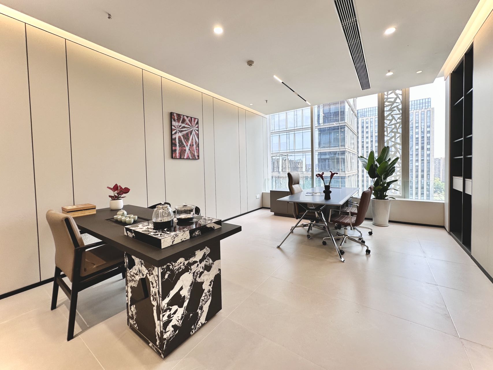 金融城甲级楼盘 套租优质户型 3隔间12工位 带大老板间超大会议室室 适合接待 精装带家具 近地铁 中航国际广场办公室出租