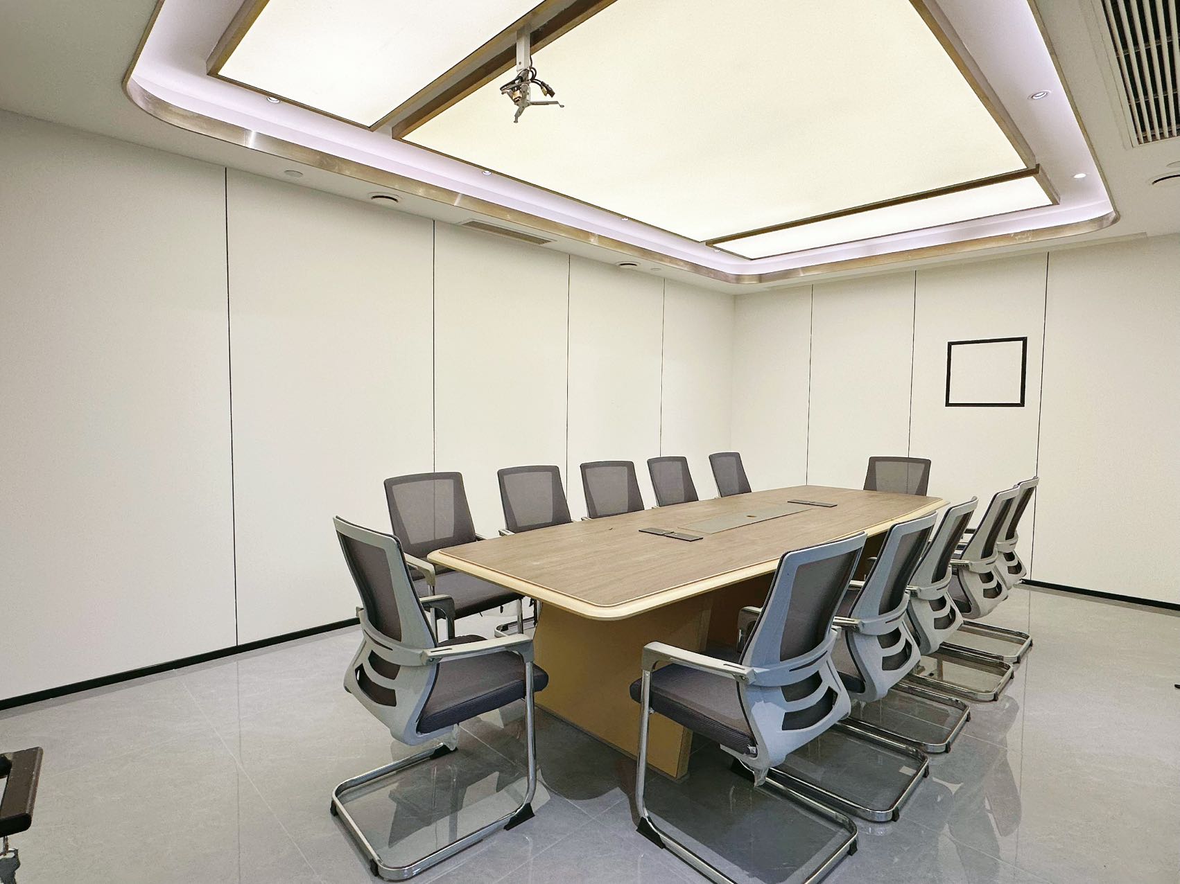 金融城电梯口精装户型 24小时空调 服务面积468平 8隔间32工位 带家具 大落地窗 誉峰国际办公室出租