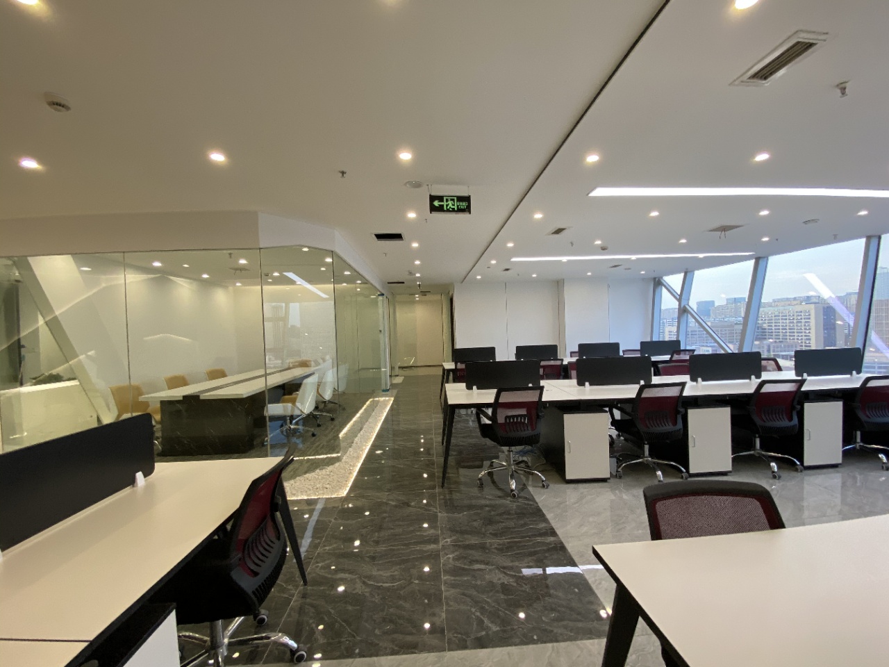 环球中心东区精装修287平米，侧方采光，透明会议室