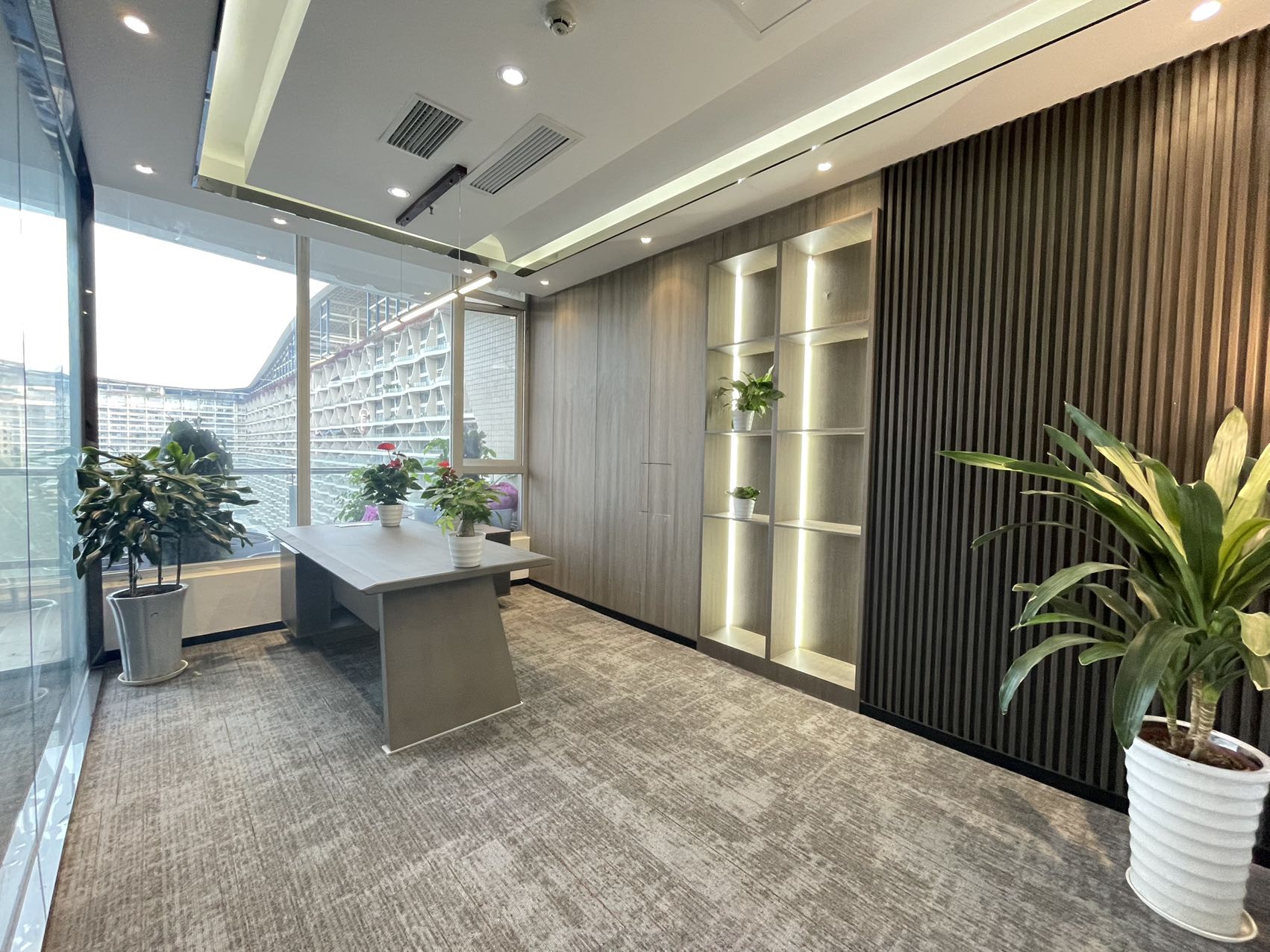 高新区新世纪环球中心172平精装办公室 拎包入住 含物业