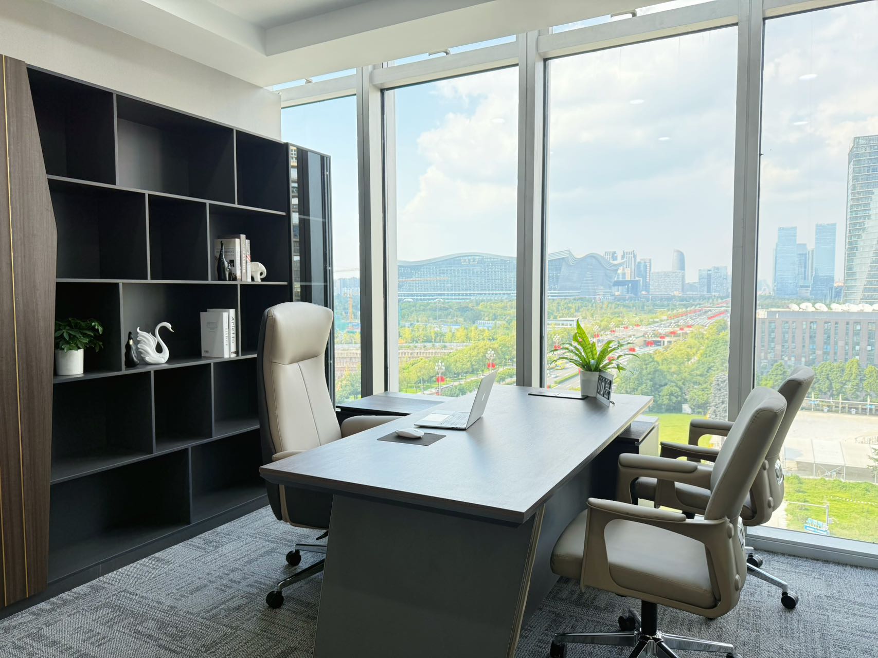 世纪城超甲楼盘 439平 6隔间36工位 视野巴适 采光面大 看天府大道 地铁口户型 棕榈泉国际中心办公室出租