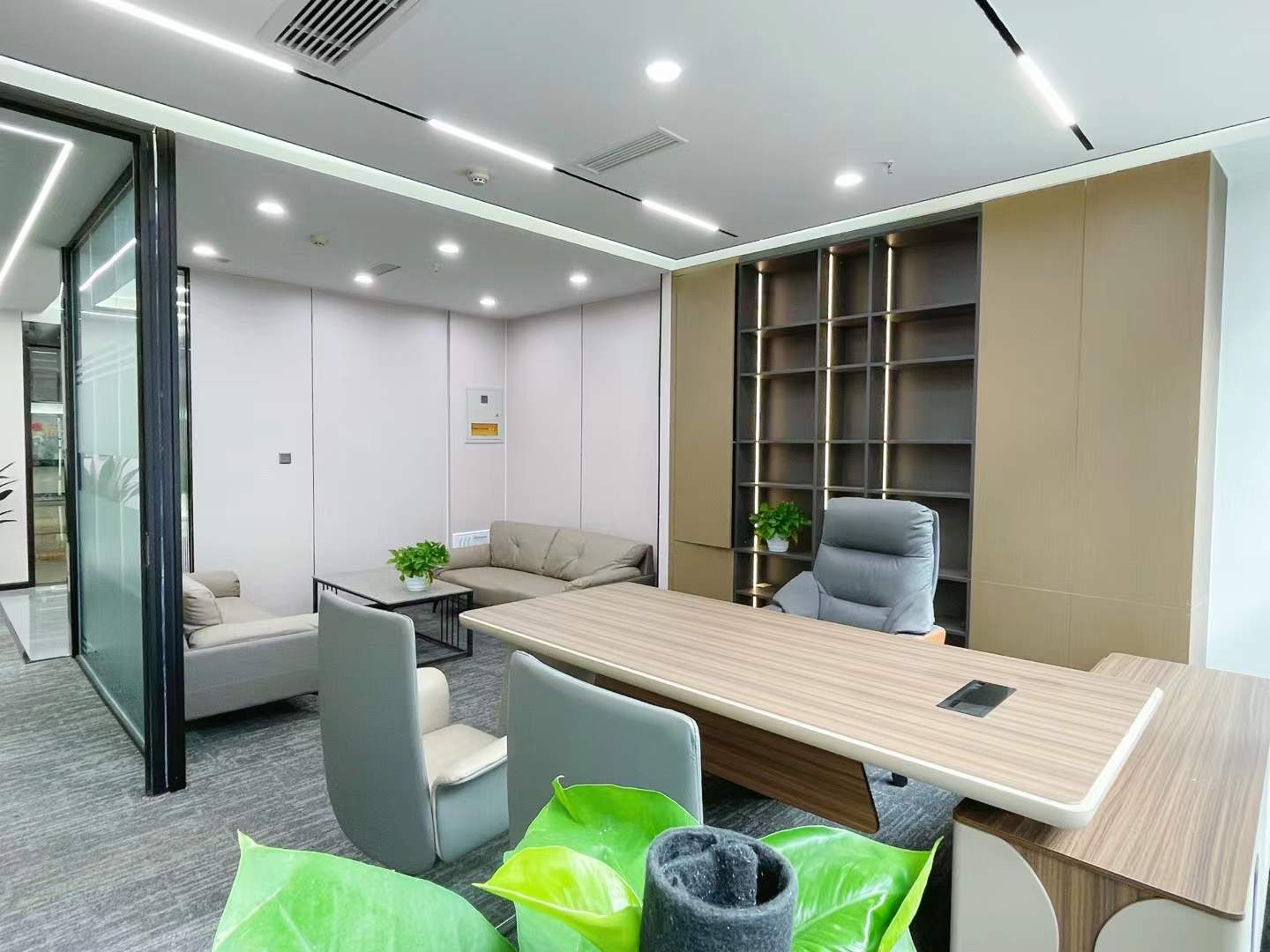 金融城誉峰国际M3电梯口小户型 3隔间16工位 24小时候空调 工作时间灵活 昭示性好 誉峰国际办公室出租