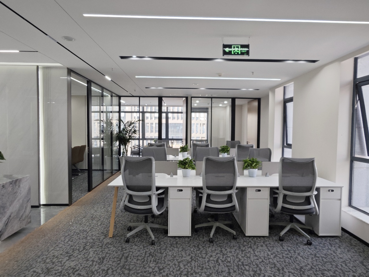 四街高性价比房源 184平 3隔间18工位 东北双面采光 通透性好 大老板间 航兴国际办公室出租