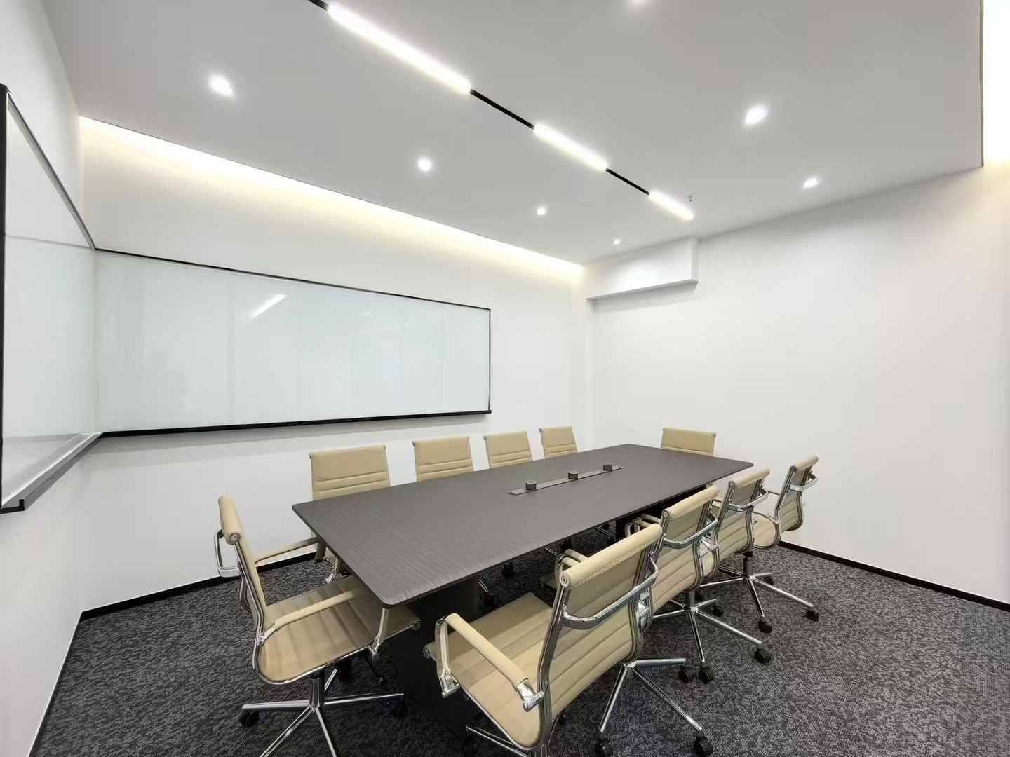 天府三街地铁口无加时费楼盘 197平 5隔间18工位 带会议室 报价含物费带家具 新希望国际办公室出租