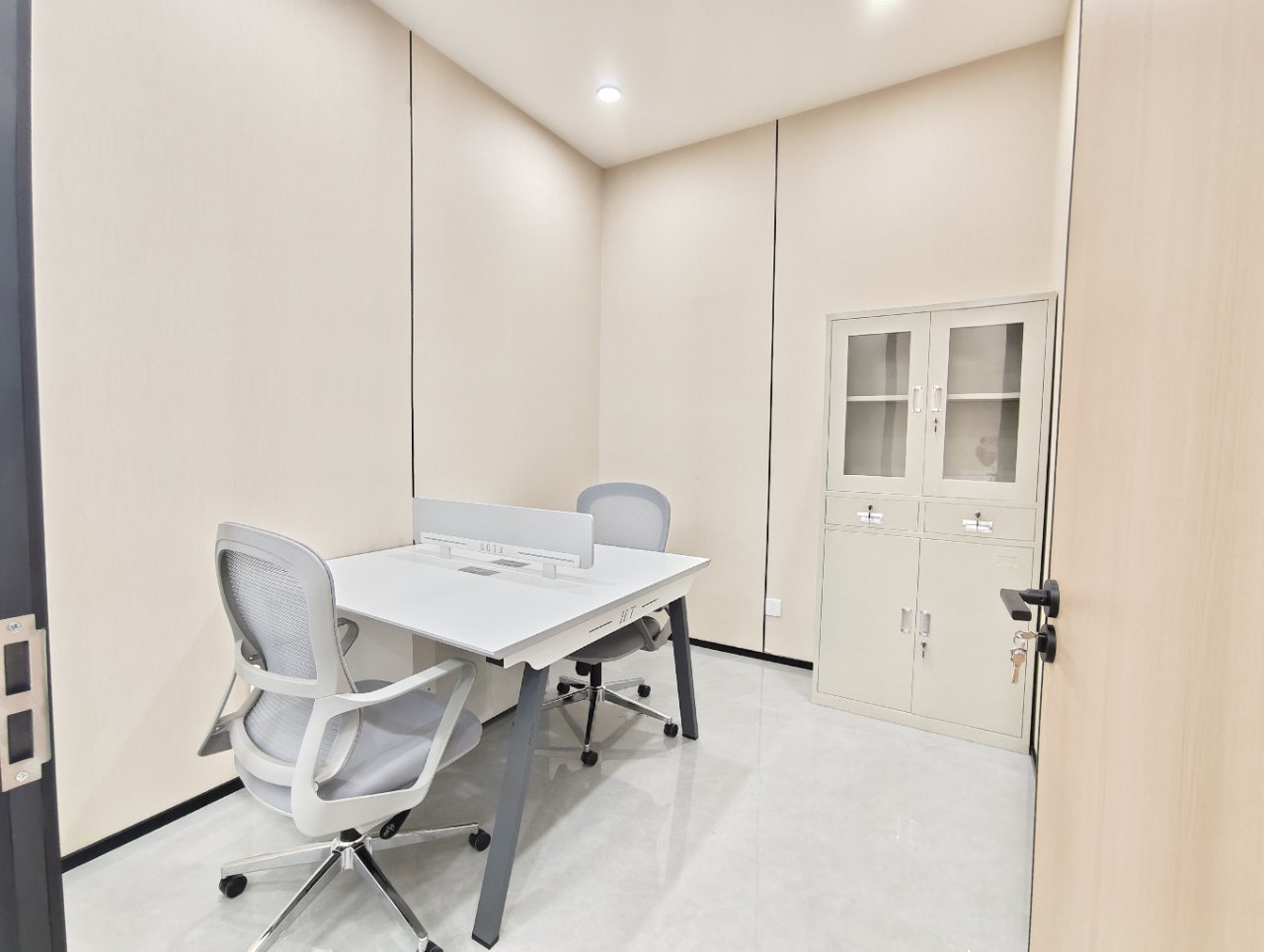 高新区世纪城地铁口 按套出租小面积 3隔间12工位 含物业费 带家具 东方希望天祥办公室出租