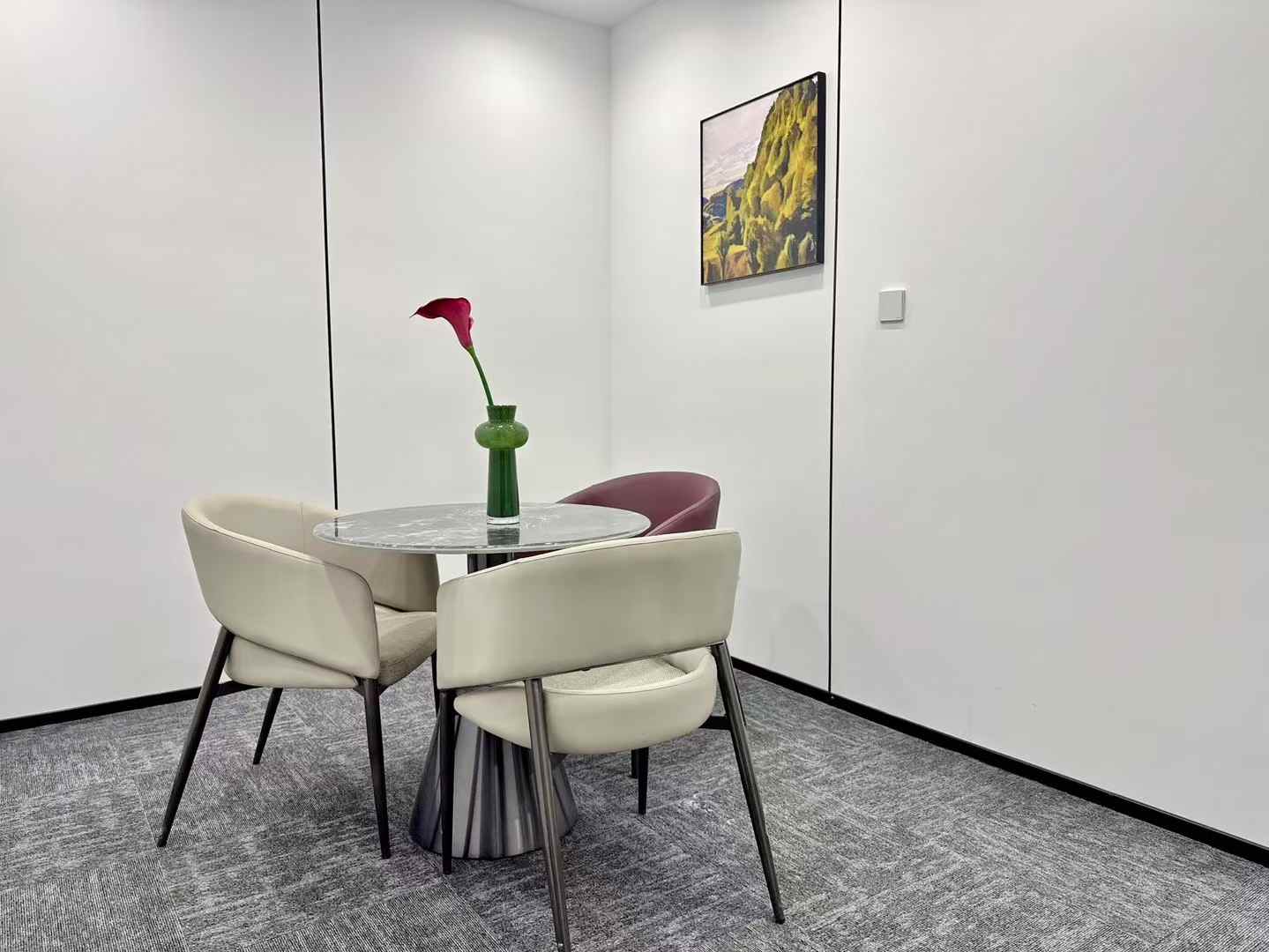 金融城特价房源 按套出租4隔间12工位 9999元/套 坐北朝南 精致精装修 户型方正 布鲁明顿办公室出租