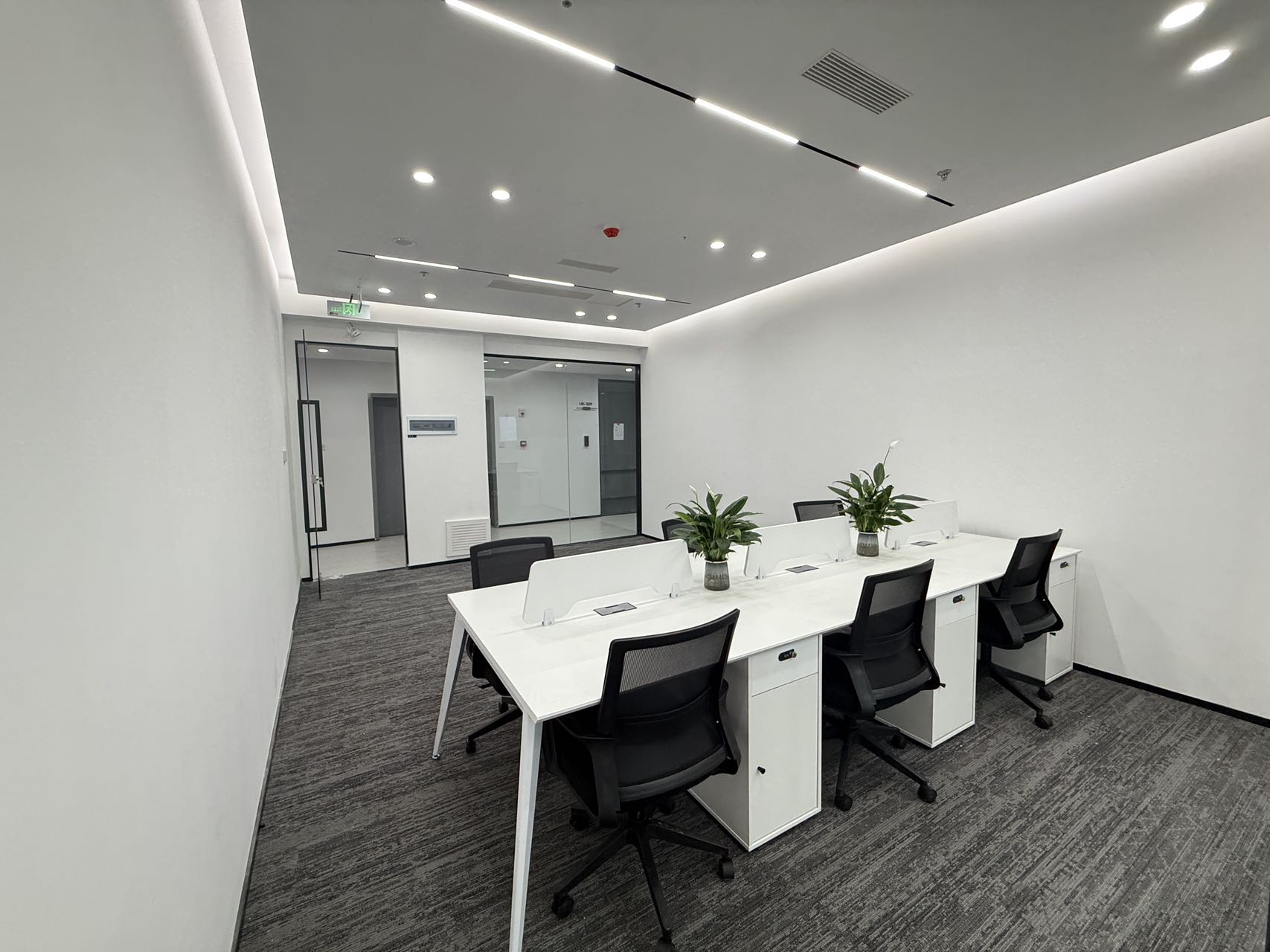 天府五街24小时园区办公 创业小户型按套出租含物业费 1隔间12工位 带家具 拎包入住 近地铁 天府软件园办公室出租