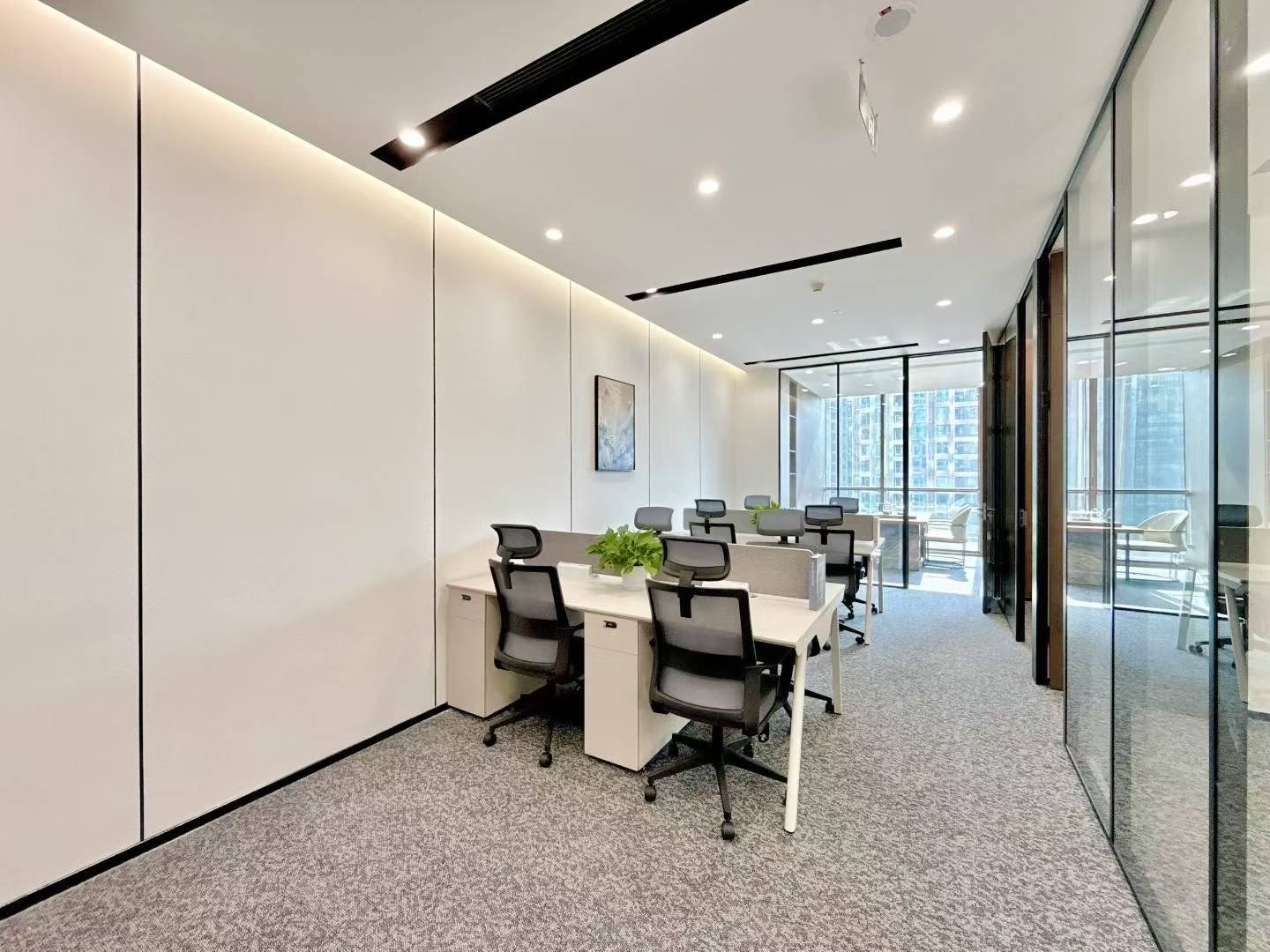 高新区世纪城地铁口 精装小面积 3隔间8-10工位 报价含物业费 大气老板间 东方希望天祥办公室出租