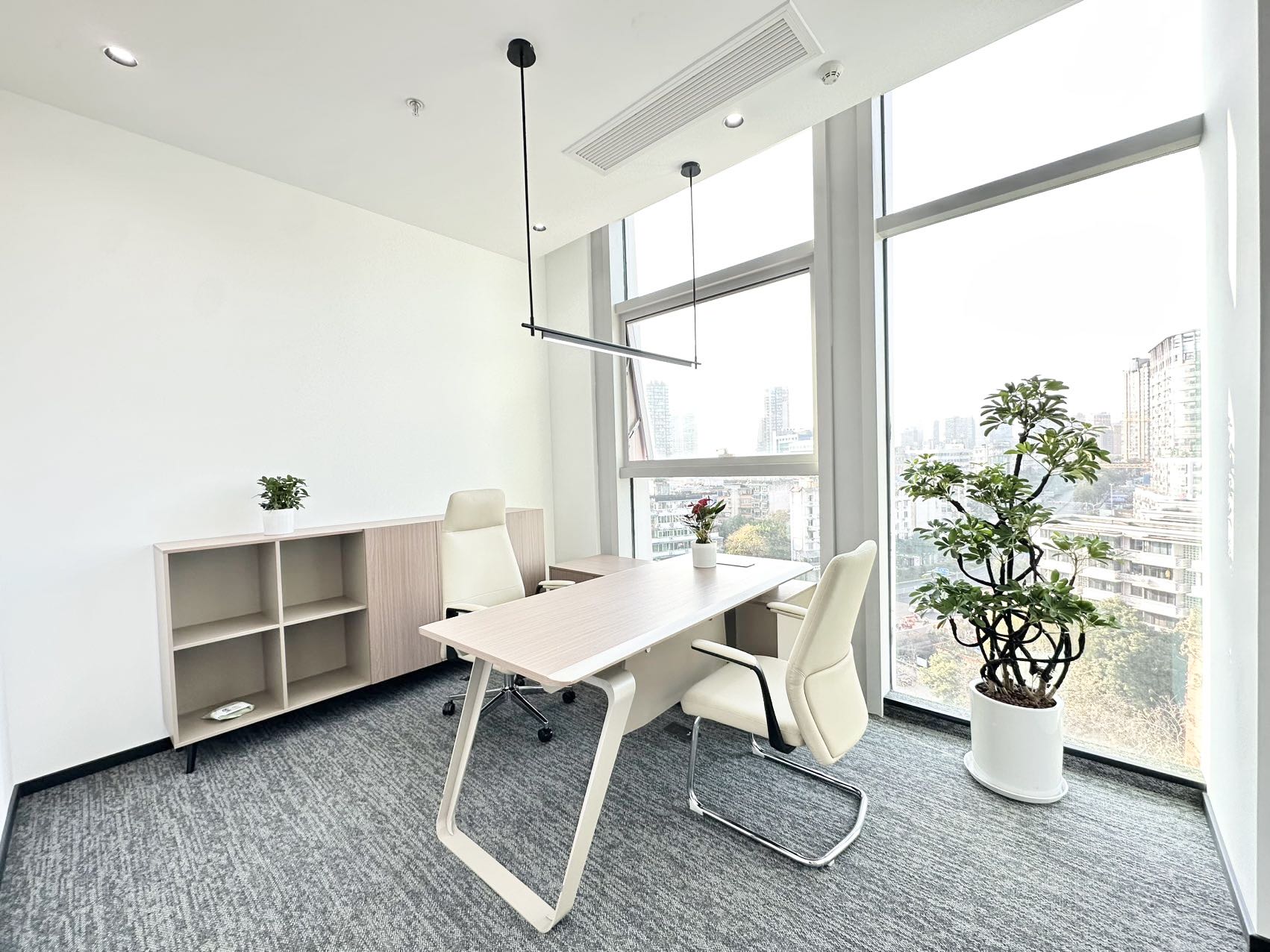 市中心17号线西大街站400米左右 195平 4隔间18工位户型方正 带共享配置 新见兴通锦中心办公室出租