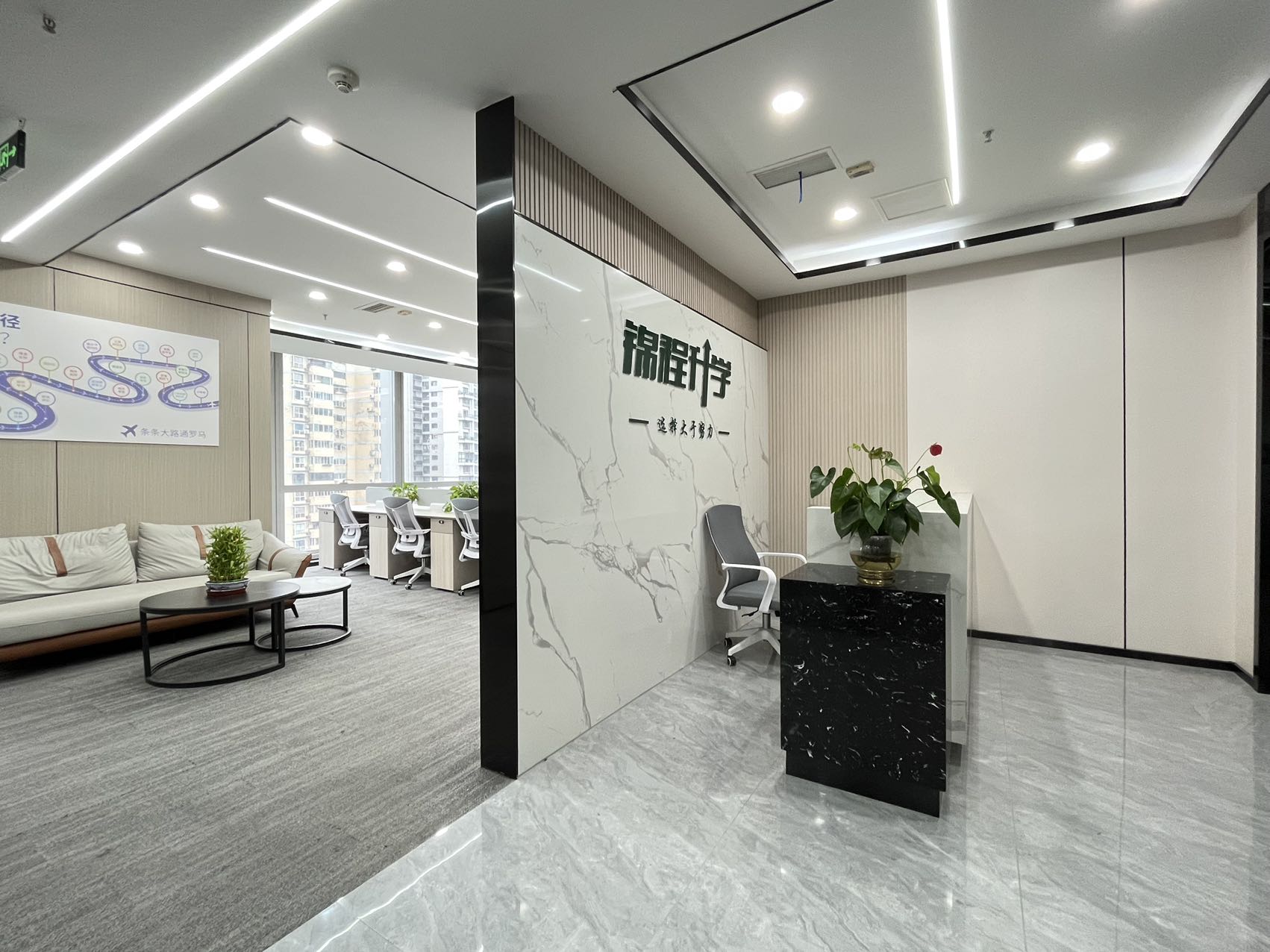 市中心近东门大桥 按套出租 5隔间24工位  采光面大 24小时空调 视野开阔 明宇金融广场办公室出租