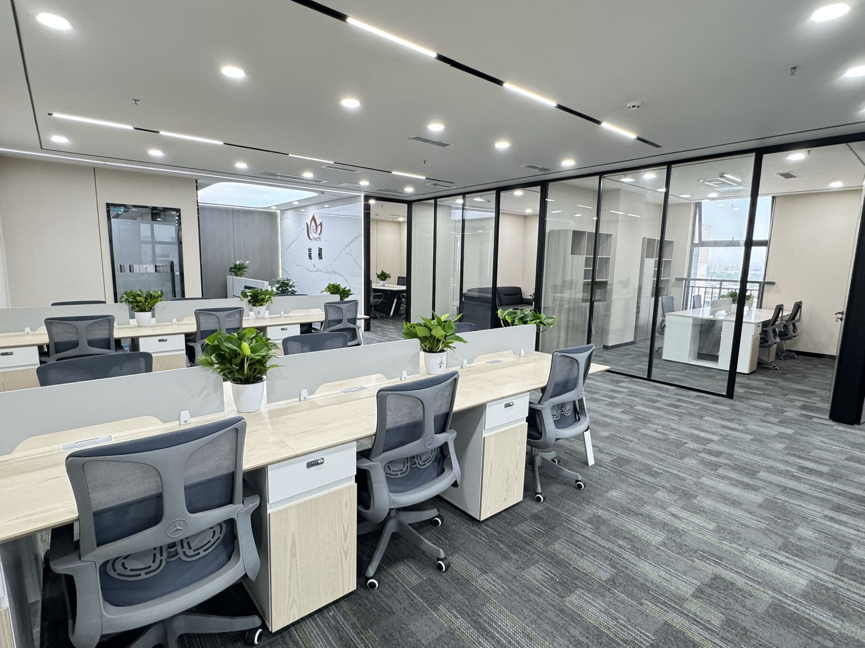 锦江区金石路地铁口 279平方 5隔间24工位 双面采光 无加时费 拎包入住 新希望中鼎国际办公室出租