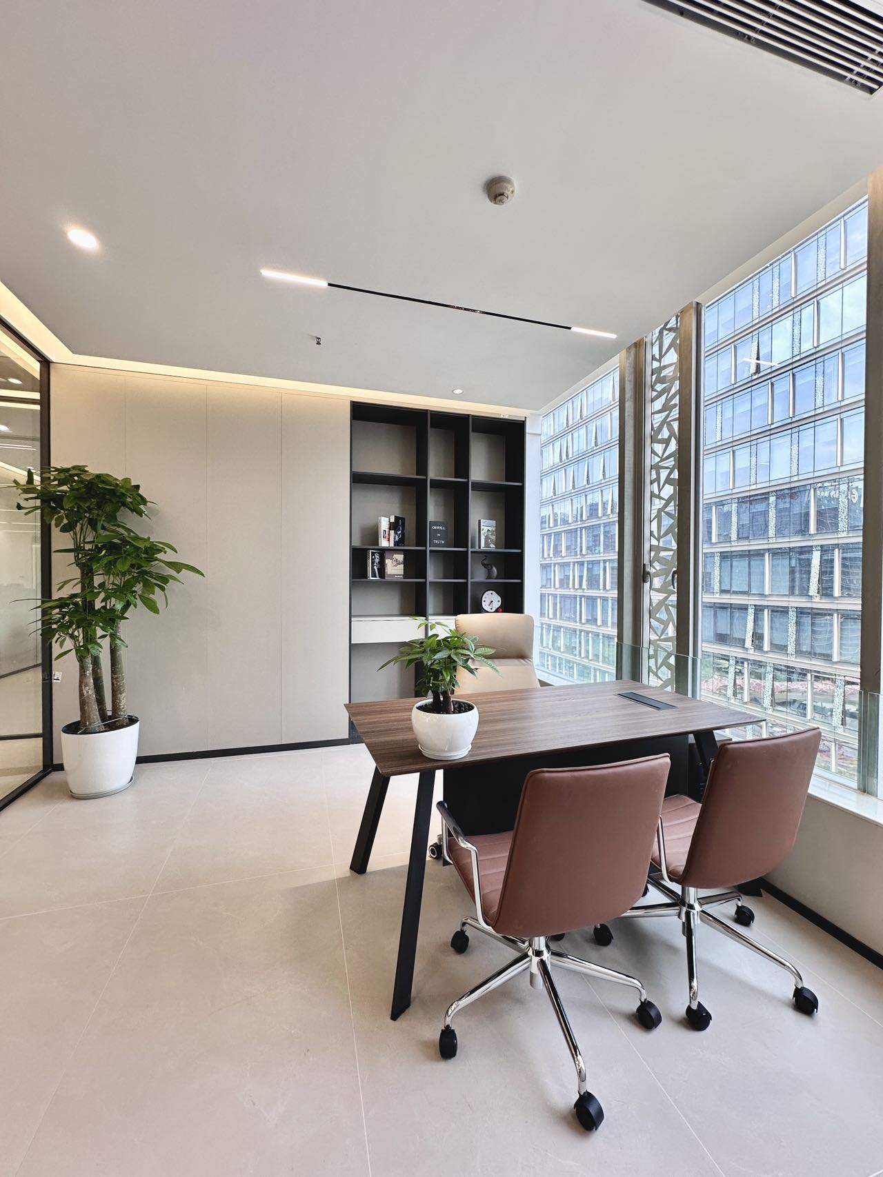 金融城甲级楼盘 套租优质户型 3隔间12工位 带大老板间超大会议室室 适合接待 精装带家具 近地铁 中航国际广场办公室出租