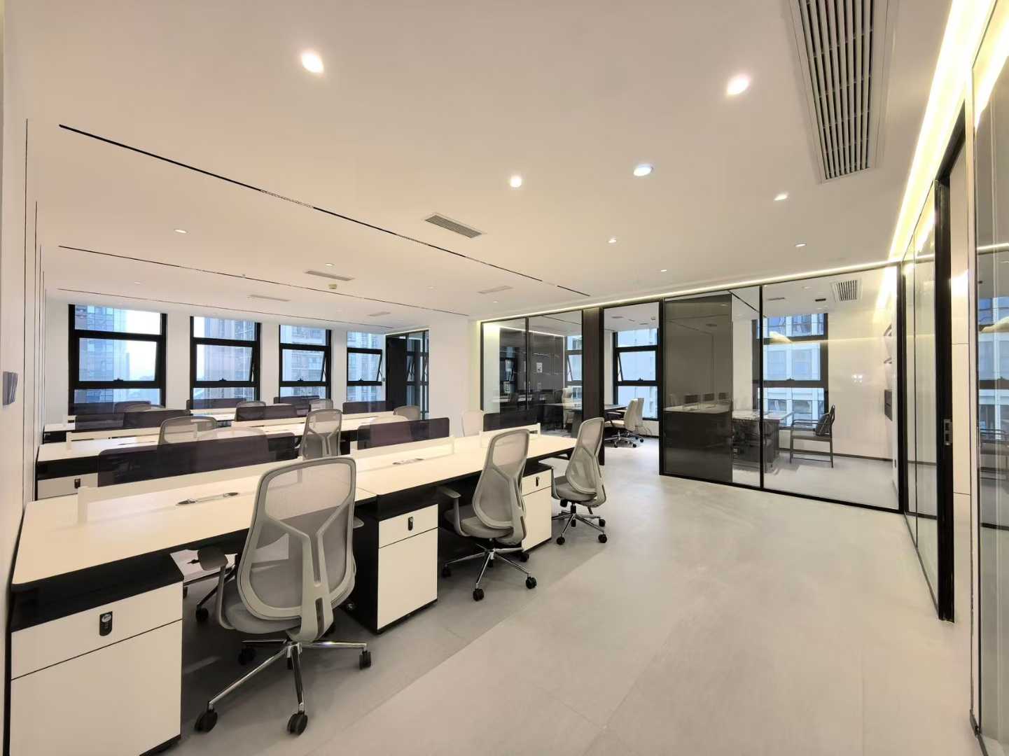 高新三地铁交汇 孵化园站 4隔间24工位 双面采光 精装带家具 品质装修 24小时空调 中航交流中心办公室出租