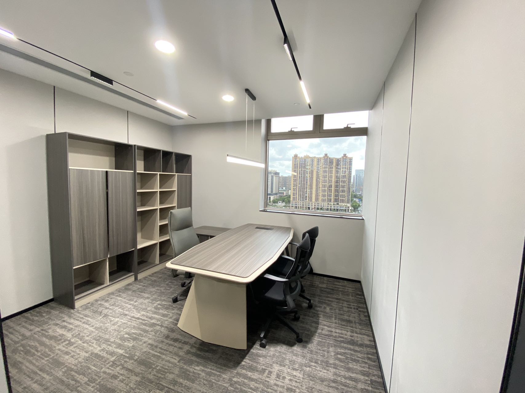 高新区世纪城地铁口几百米 西北朝向 363平方 5隔间35工位 户型方正 带家具  首东置业办公室出租