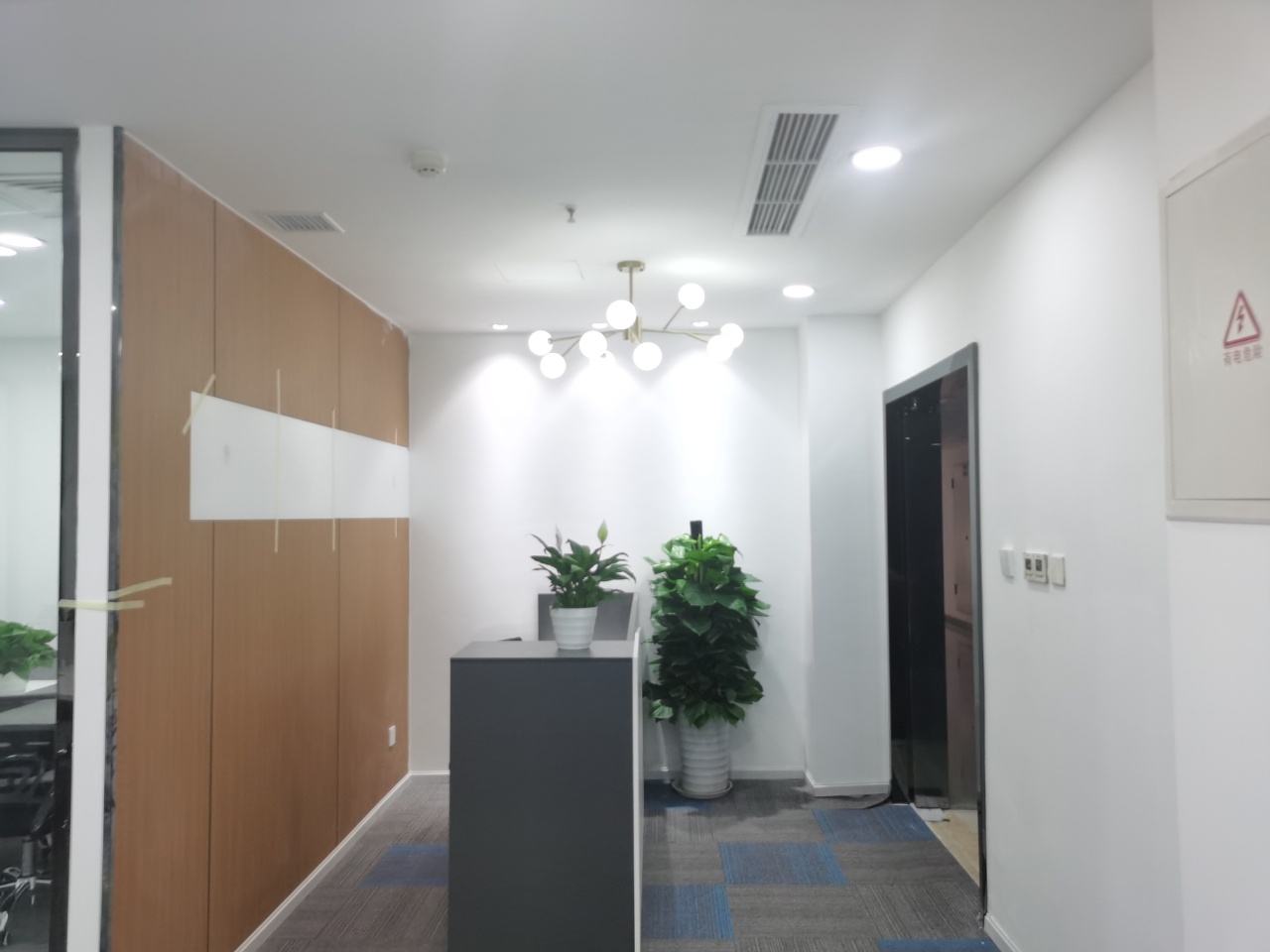 青羊区东坡路地铁口 135平方 3隔间12工位 报价含物业费 拎包入住 优诺国际办公室出租