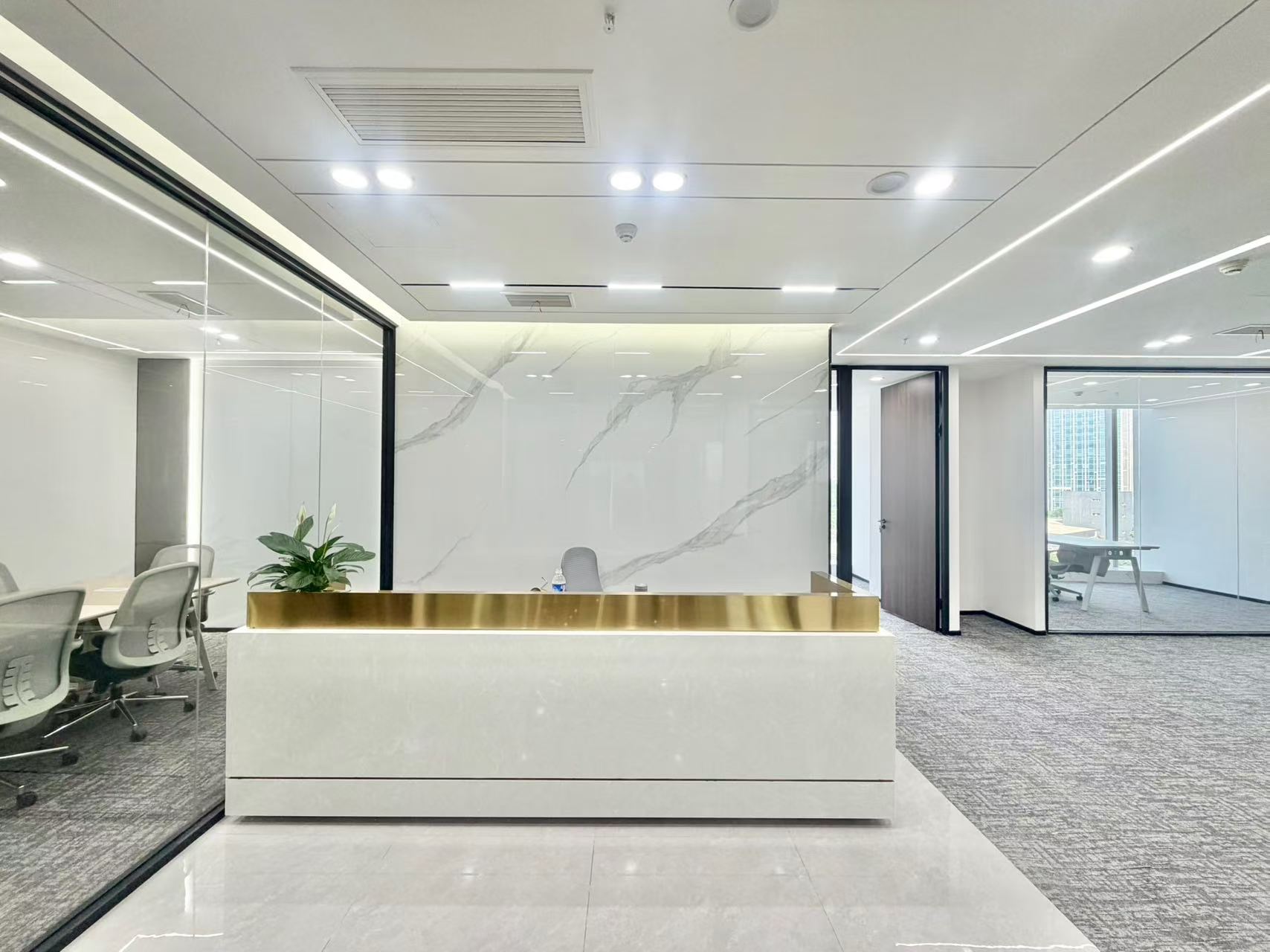 （锦江区）南边三色路附近 6号线金石路300米 套租 5隔间24工位 精装带家具 含物业费 中加国际办公室出租2